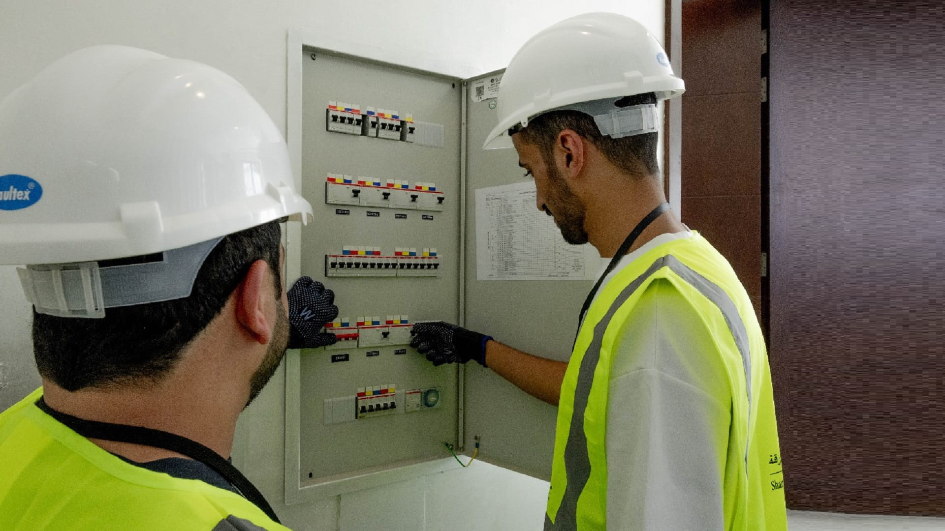 كهرباء الشارقة تواصل جهودها لتنفيذ الشبكة الكهربائية في القطينة 1 