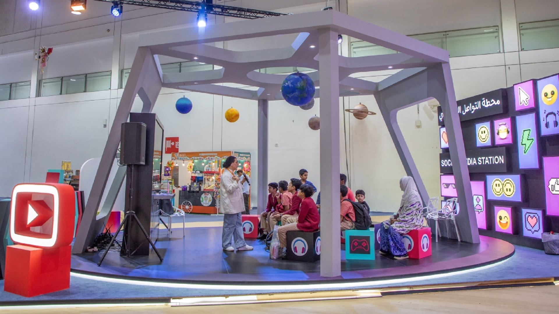 صغار مهرجان الشارقة القرائي للطفل يتعرفون إلى أسرار المحتوى الرقمي 