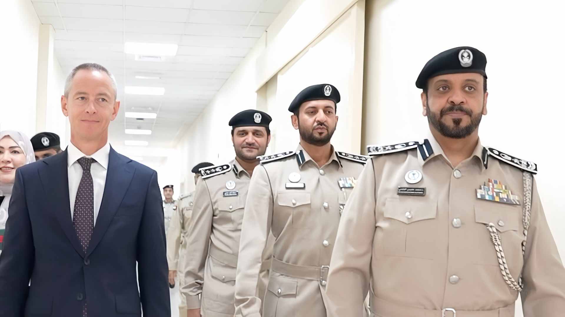 القنصل العام الفرنسي يزور أكاديمية الشارقة للعلوم الشرطية 