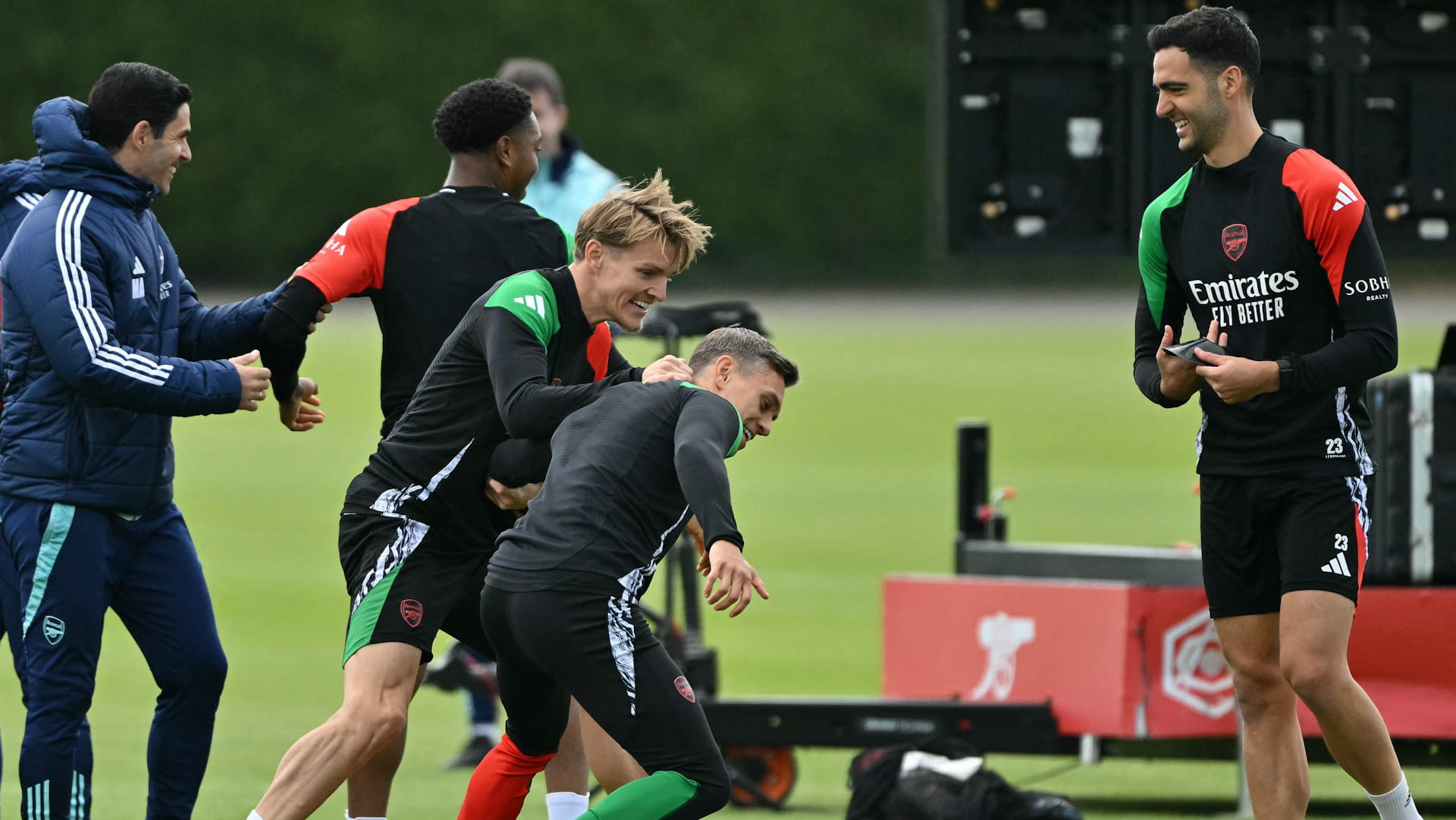 أرسنال يستعيد خدمات مدافعيه تيمبر وكالافيوري في دوري أبطال أوروبا 