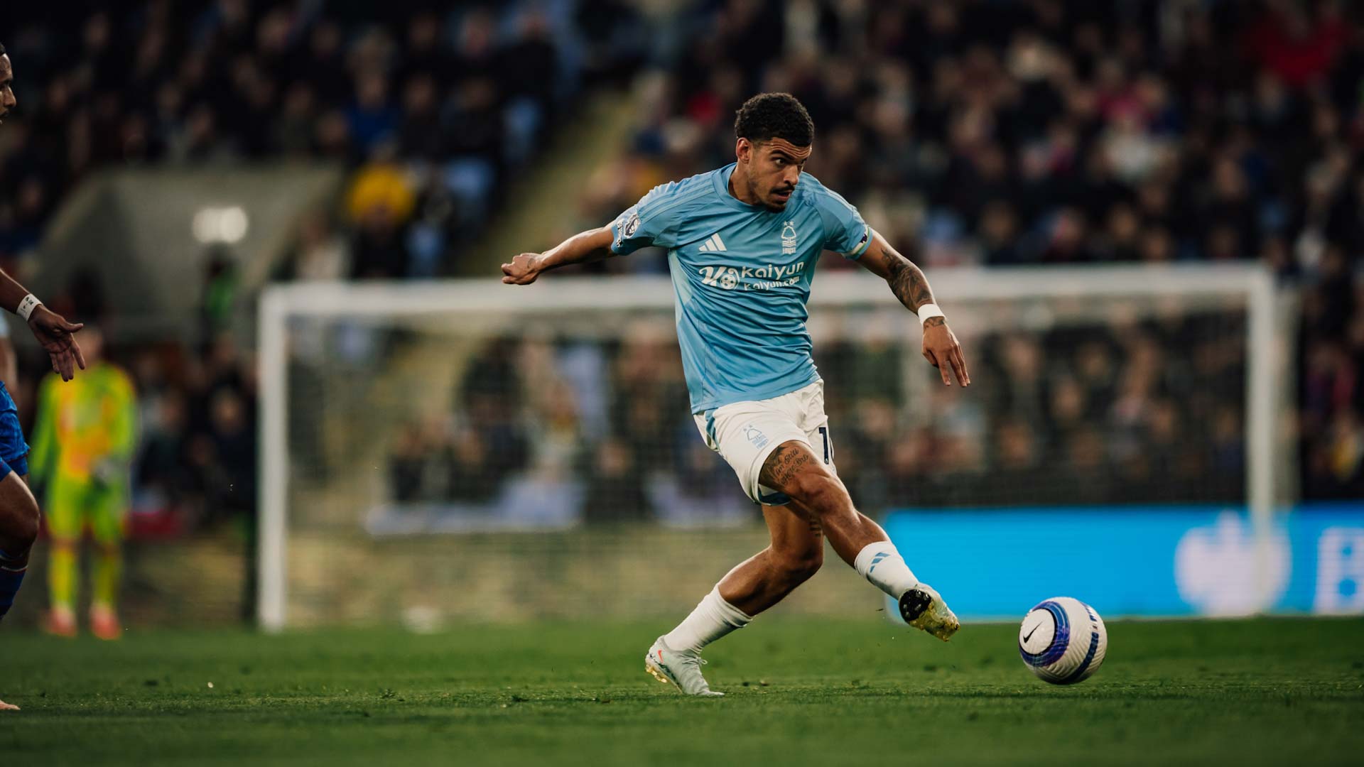 نوتنغهام فوريست يتعثر أمام كريستال بالاس في الدوري الإنجليزي  