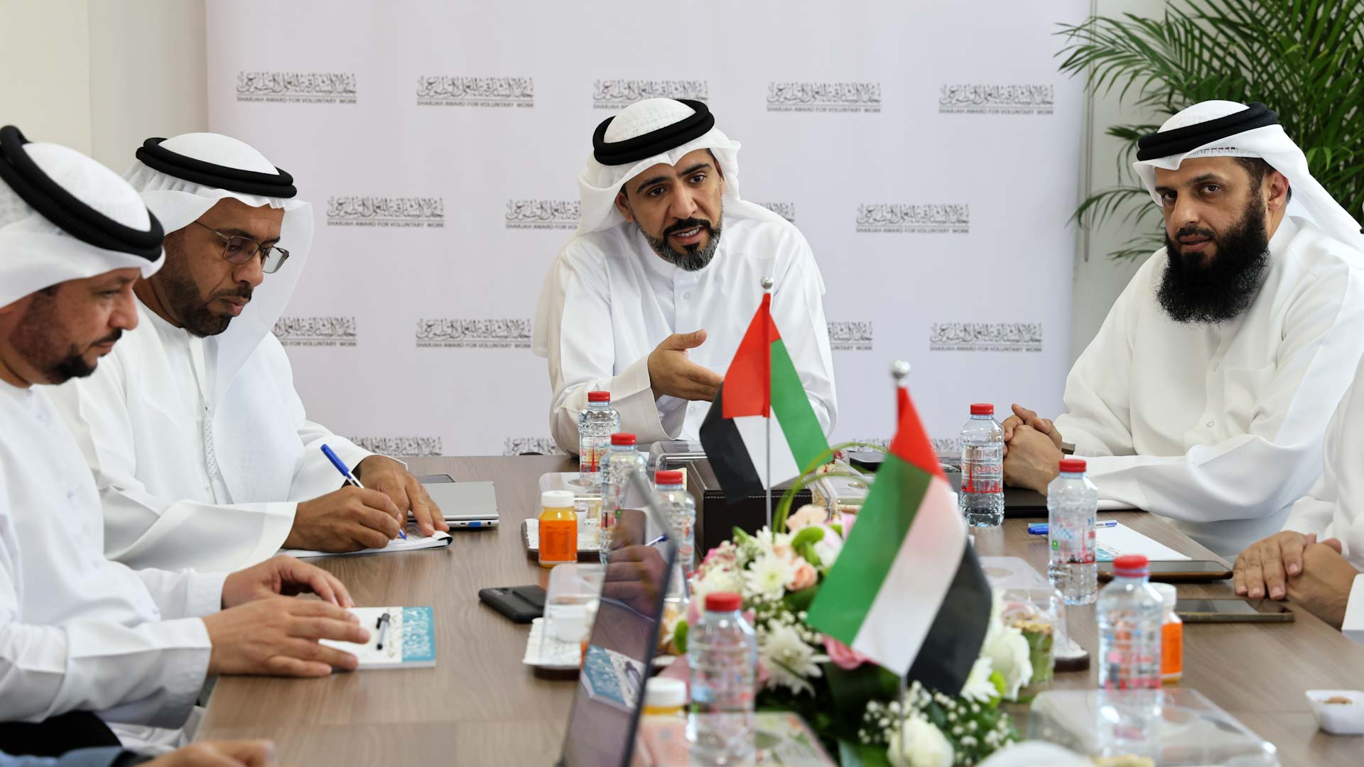 "أمناء جائزة الشارقة للعمل التطوعي" يعتمد برنامجاً لتعزيز الأداء 