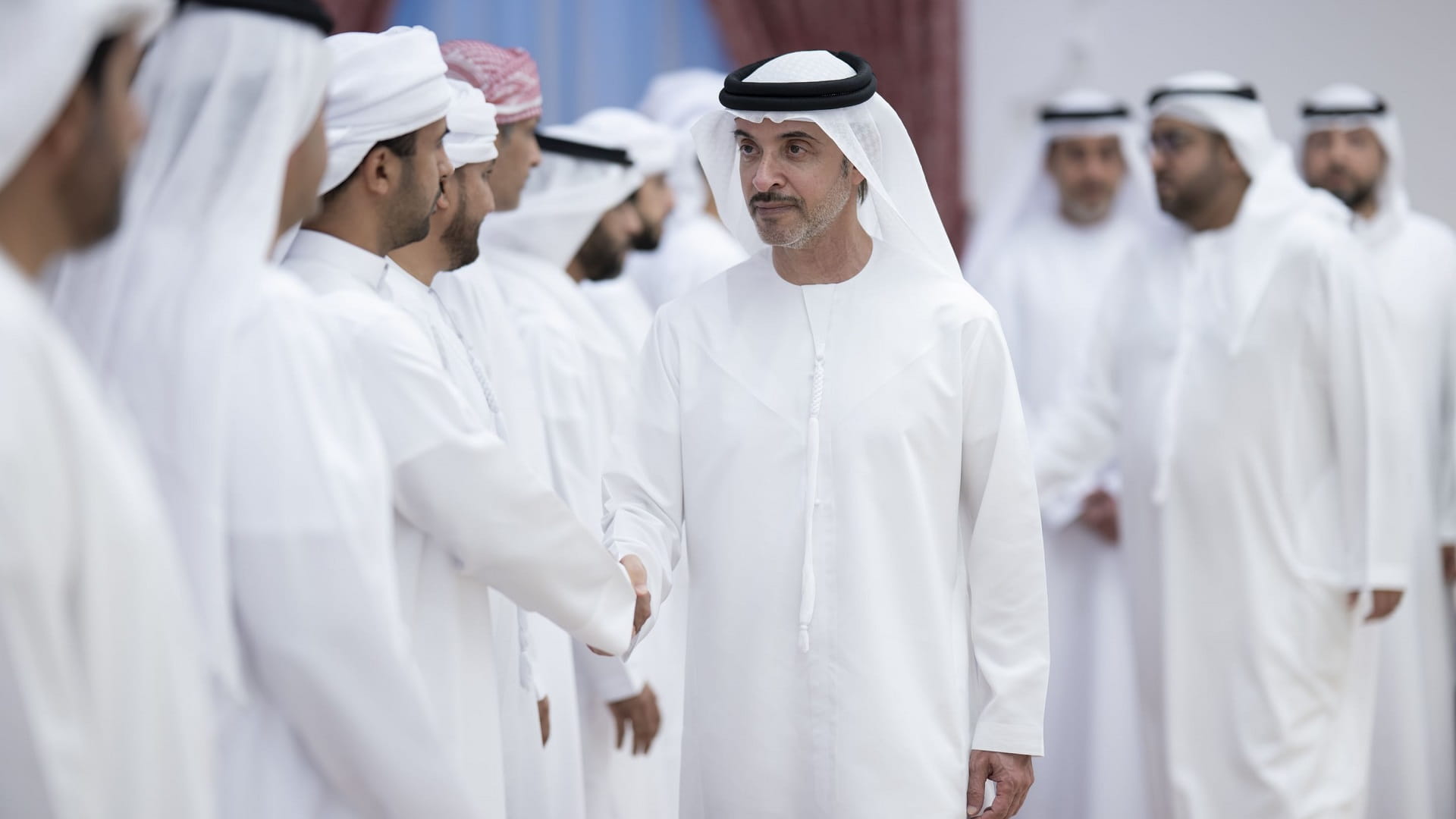 هزاع بن زايد يُقدّم واجب العزاء بوفاة حارب محمد بن حاذه الكتبي 