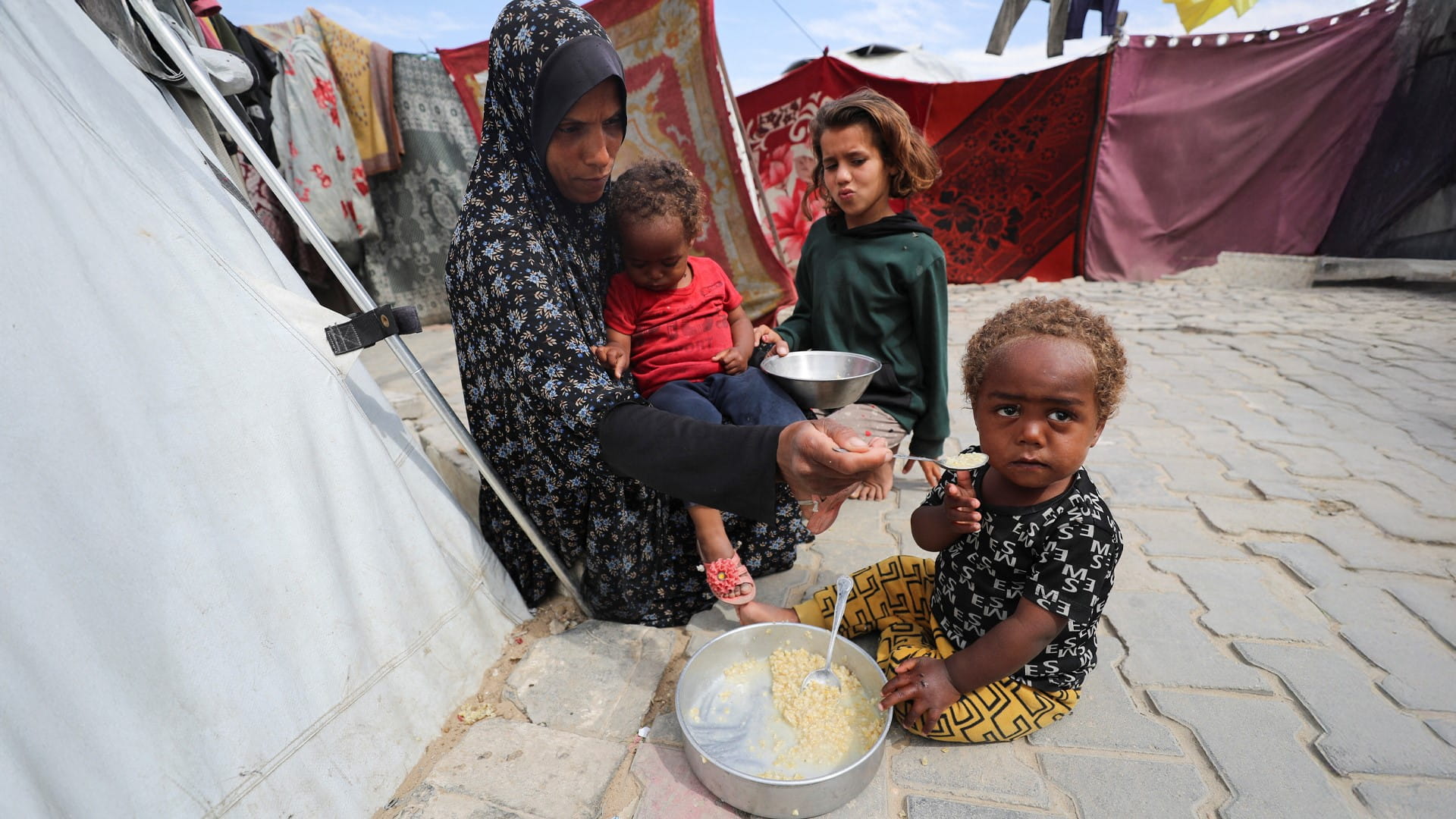 الجوع يتفاقم بغزة بعد غلق عشرات المطابخ الخيرية بسبب نفاد إمدادات 