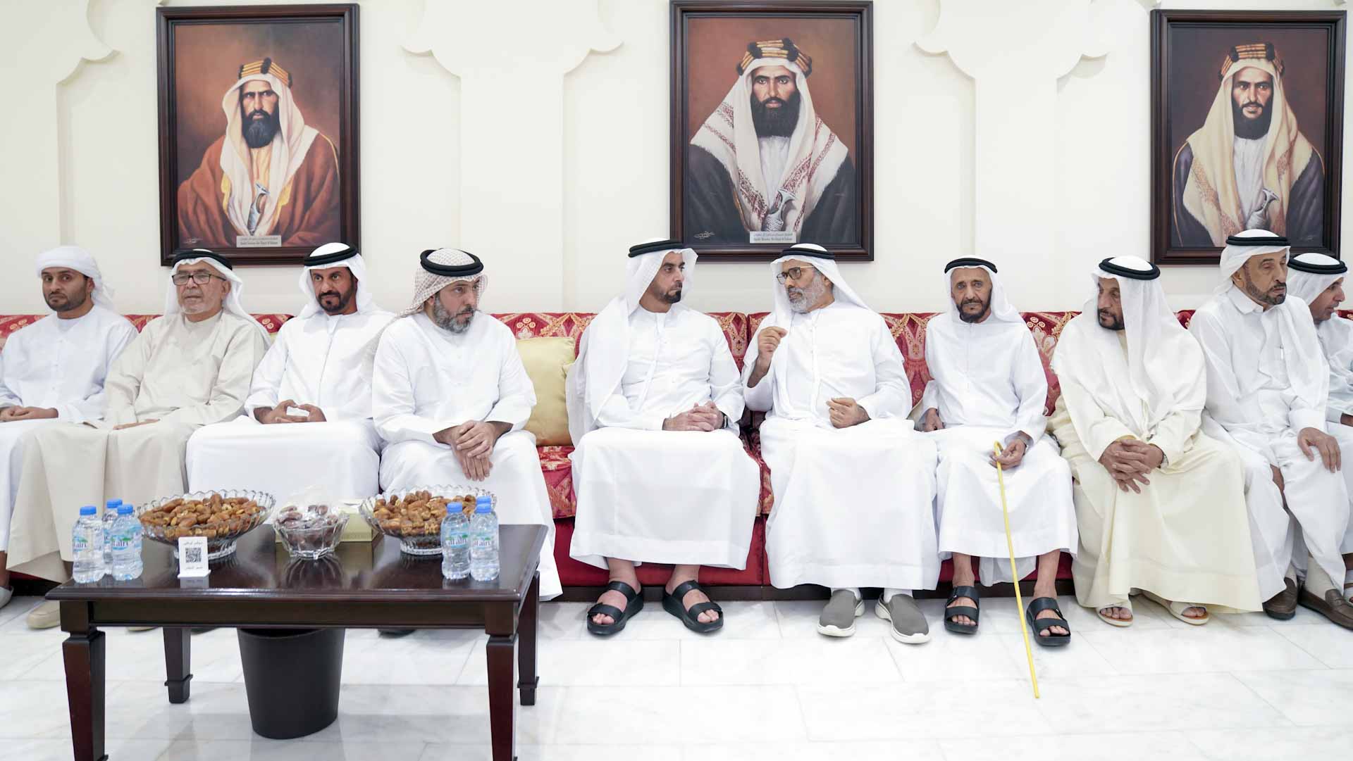 سيف بن زايد يقدم واجب العزاء بوفاة محمد القبيسي 