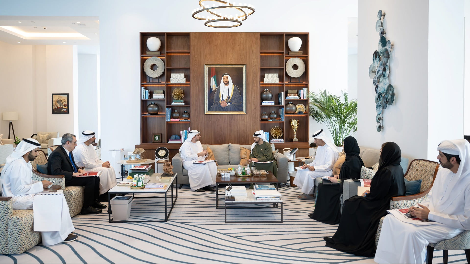 Hamdan bin Zayed welcomes Etihad Rail delegation 