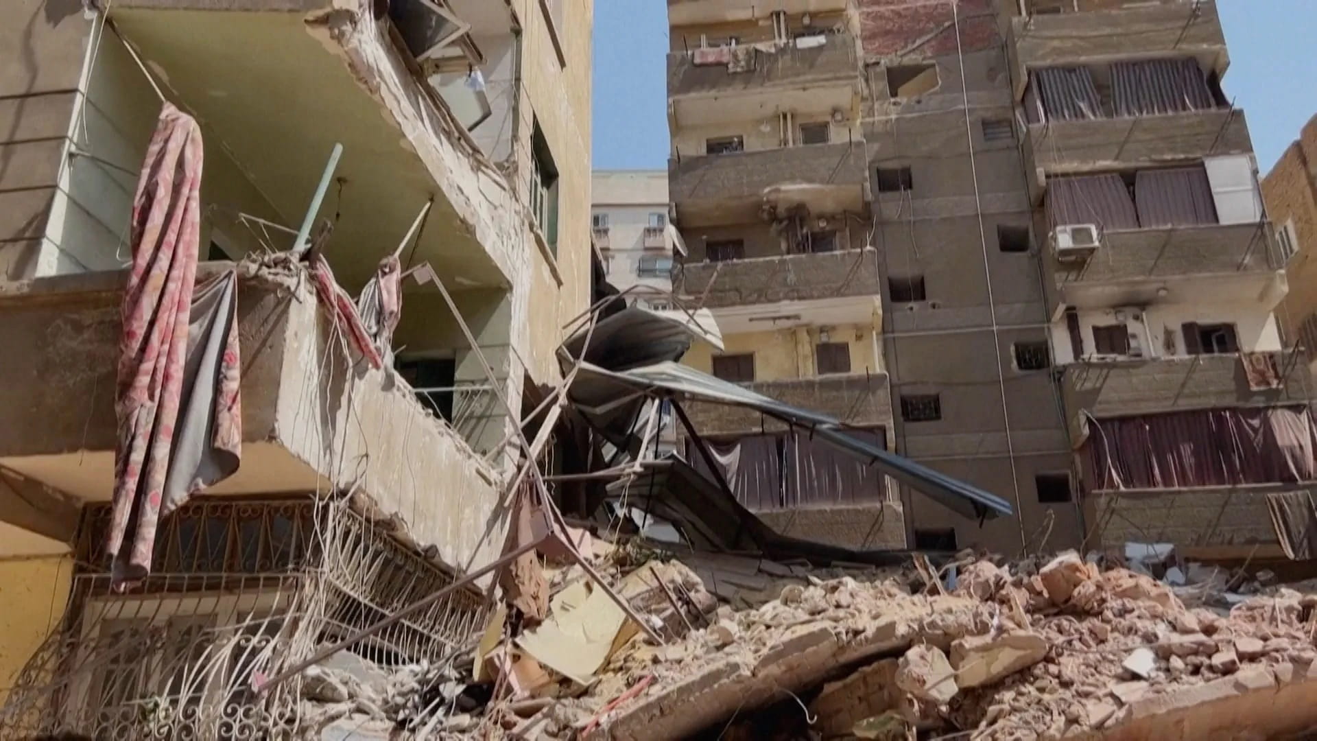 فاس المغربية تستيقظ على فاجعة... مقتل 9 في انهيار مبنى  