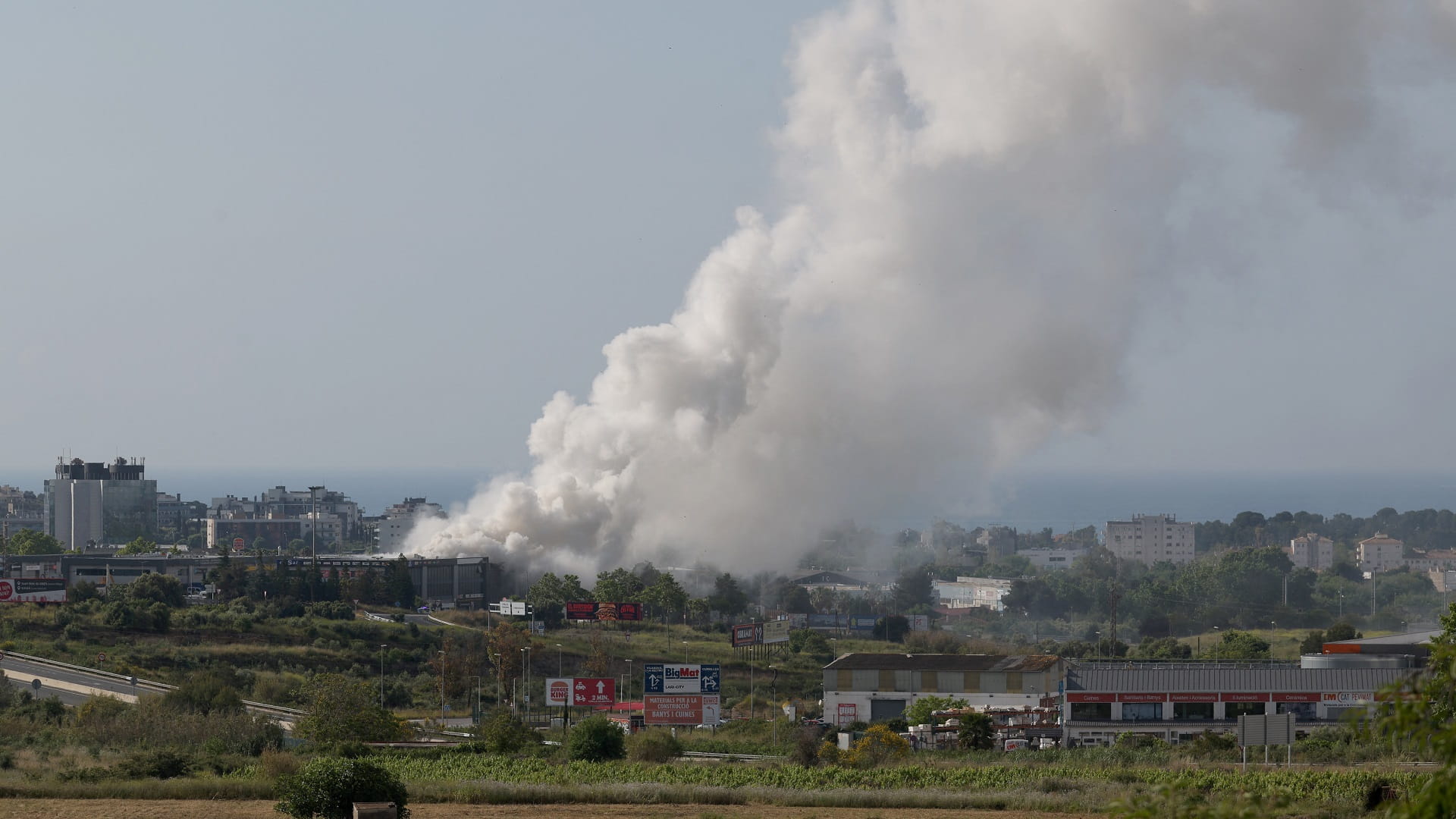 سحابة كلور سامة تُجبر 160 ألفاً على البقاء بمنازلهم في إسبانيا 