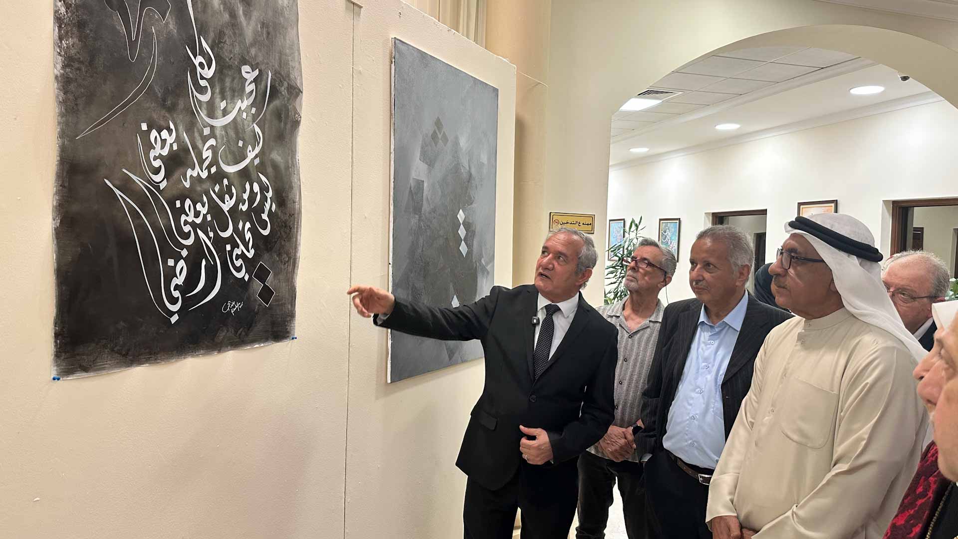  حوار التصوير والخط في معرض "الأبيض والأسود" بالنادي الثقافي العربي 