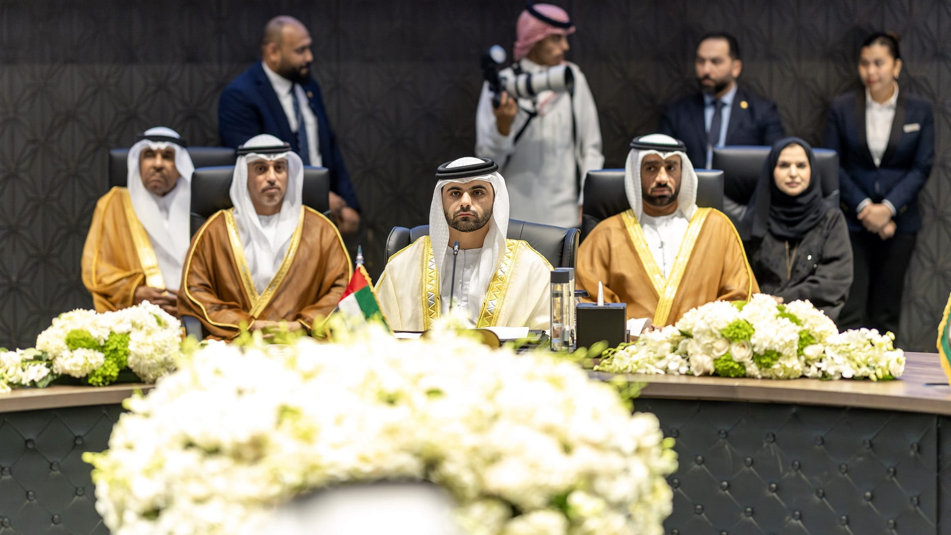 منصور بن محمد يترأس وفد الإمارات في القمة الأولمبية بالكويت 