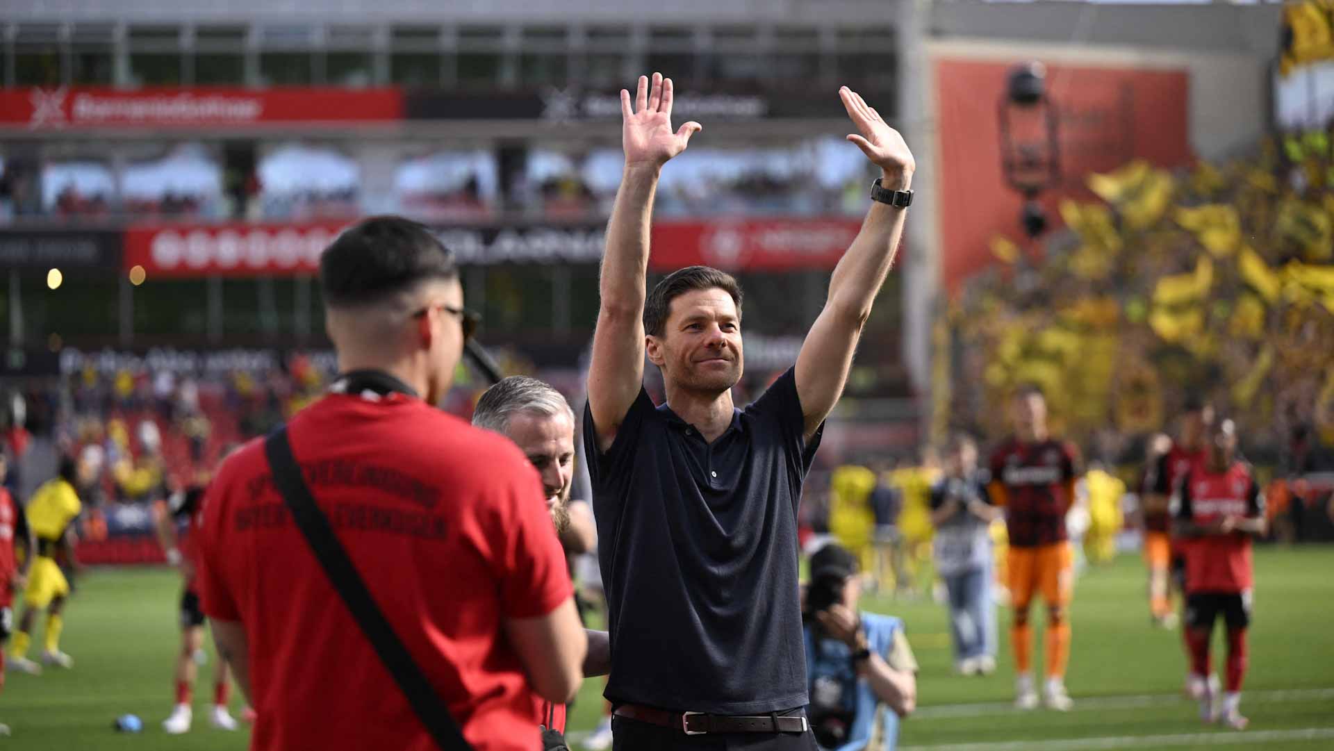 Dortmund beat Leverkusen 4-2 to stay in UCL race