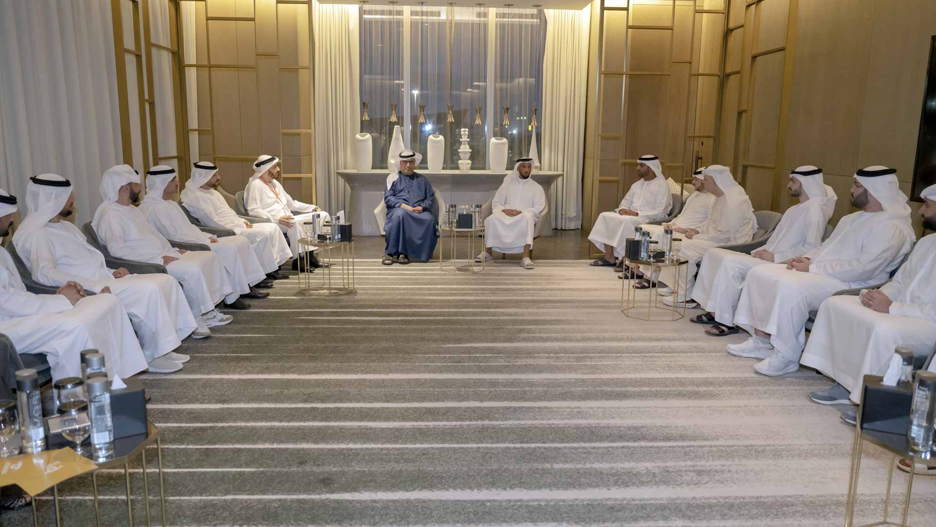 عبدالله آل حامد يجتمع بإعلاميي الإمارات في الملتقى الإعلامي العربي 