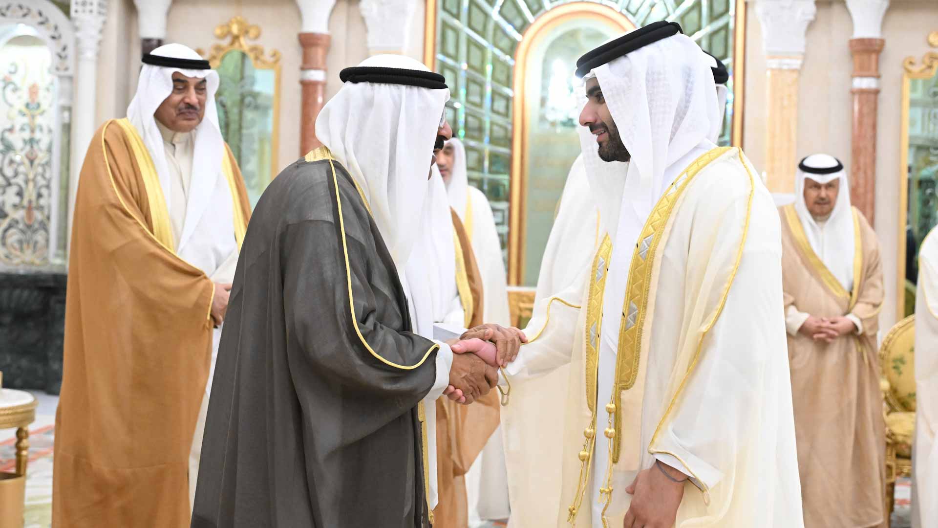 أمير الكويت يستقبل منصور بن محمد ويؤكد عمق الروابط الأخوية  