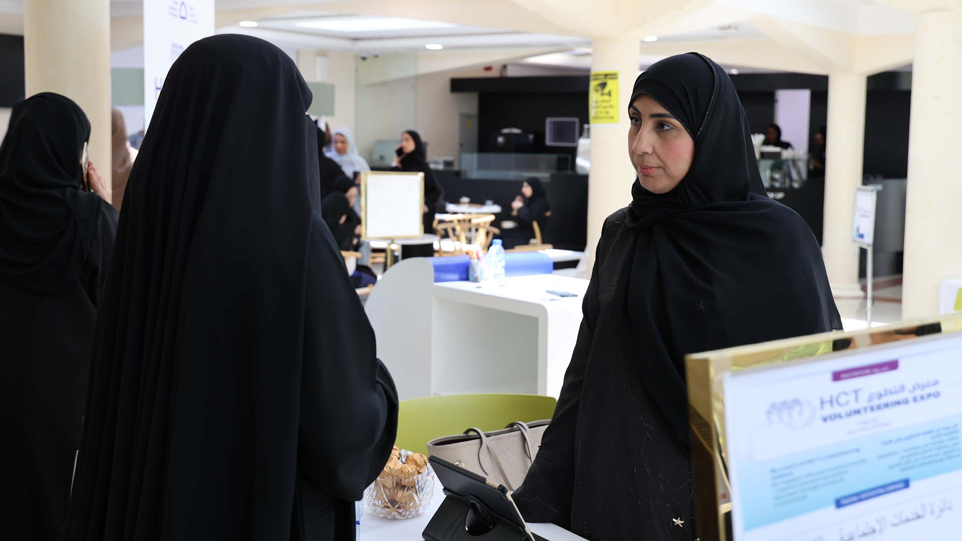 "الشارقة للعمل التطوعي" تشارك في معرض العمل التطوعي بكليات التقنية  