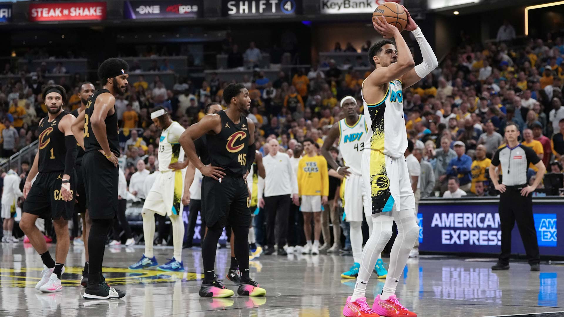 إنديانا يتقدم على كليفلاند ويقترب من نهائي السلة الأميركية  