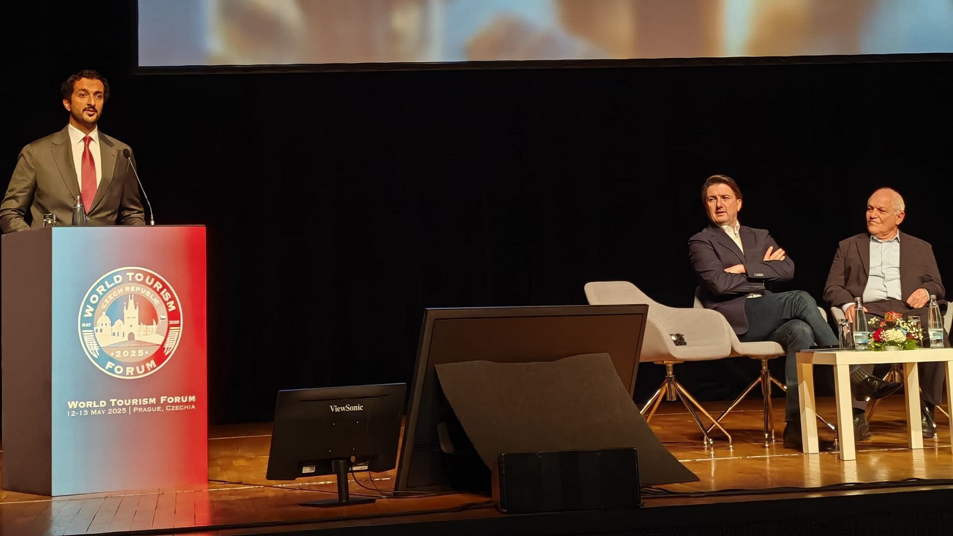 وزير الاقتصاد يستعرض تجارب الإمارات في "منتدى السياحة" ببراغ 