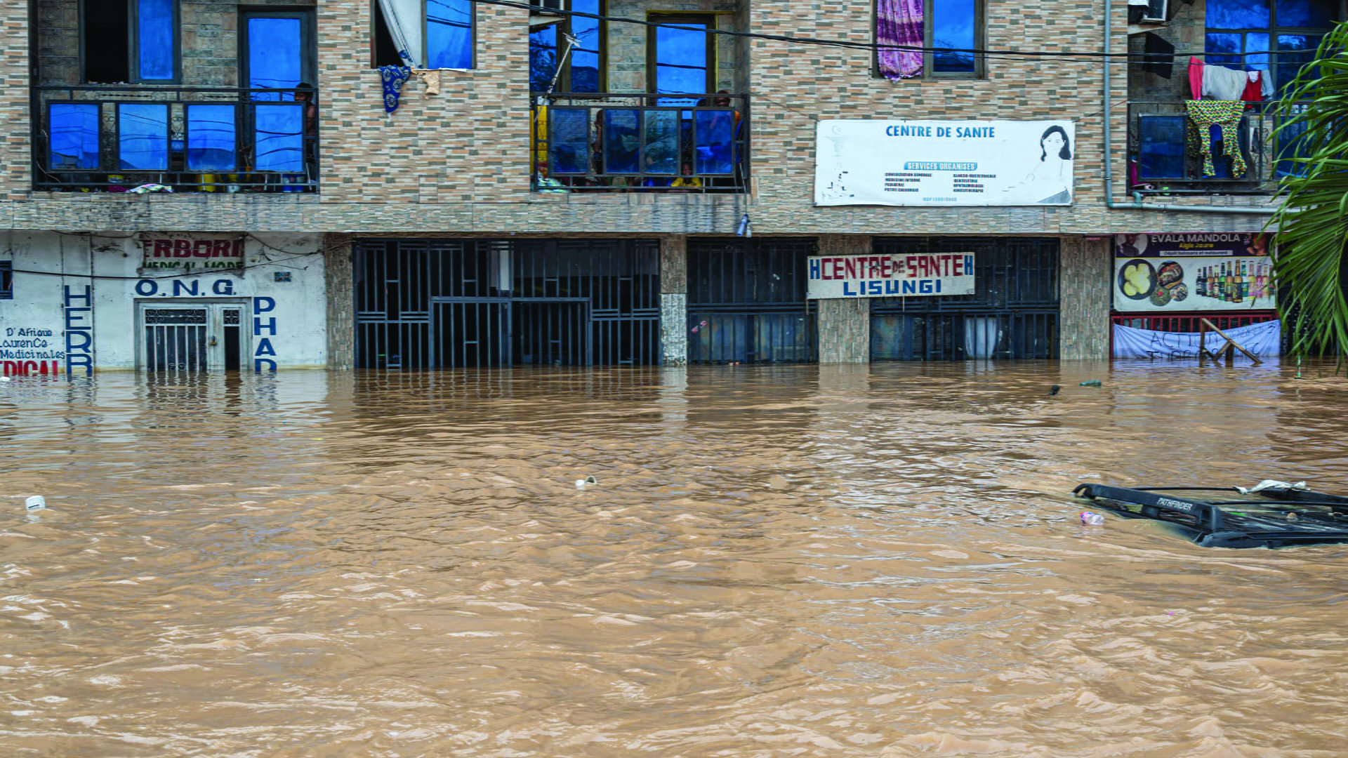 بسبب أمطار موسمية..فيضانات عارمة تجتاح الكونغو وتودي بحياة 100 شخص 