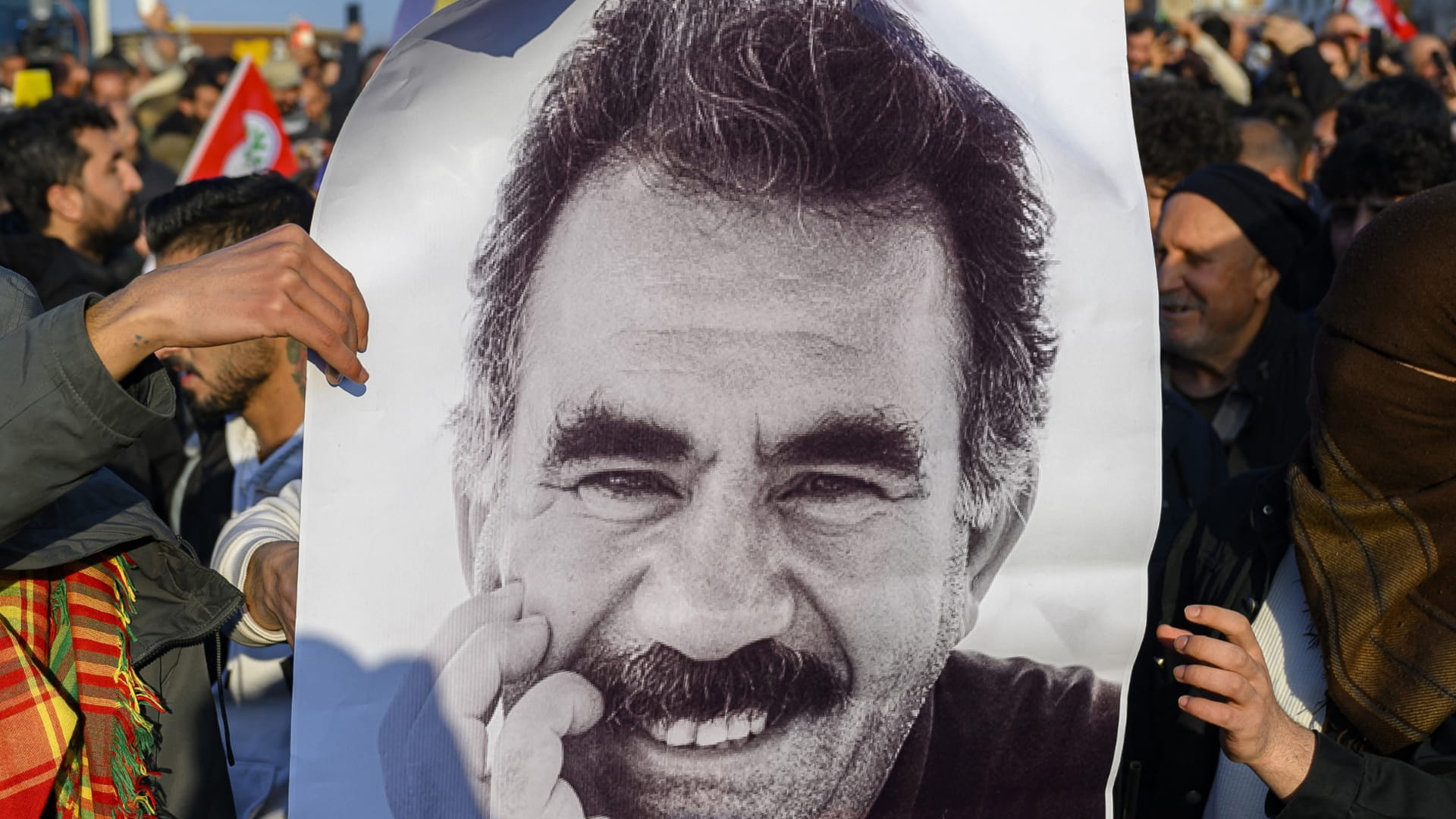 بعد نزاع تركيا لعقود.. حزب العمال الكردستاني يحل نفسه ويلقي السلاح 