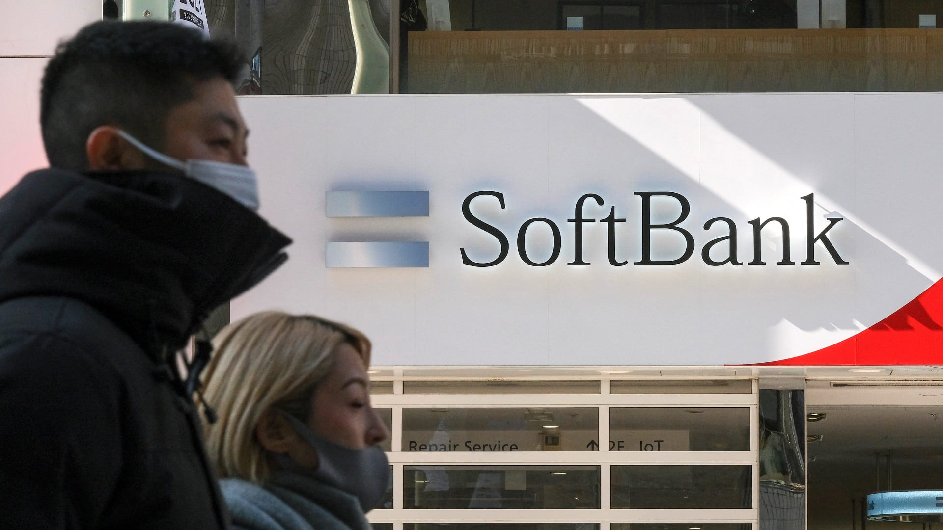 Japan's SoftBank posts $7.8 bn annual net profit 