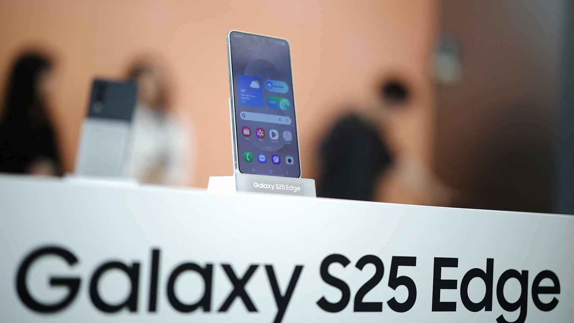 في سباق تقني مستعر مع آبل.. سامسونغ تطلق أنحف هواتفها الذكية