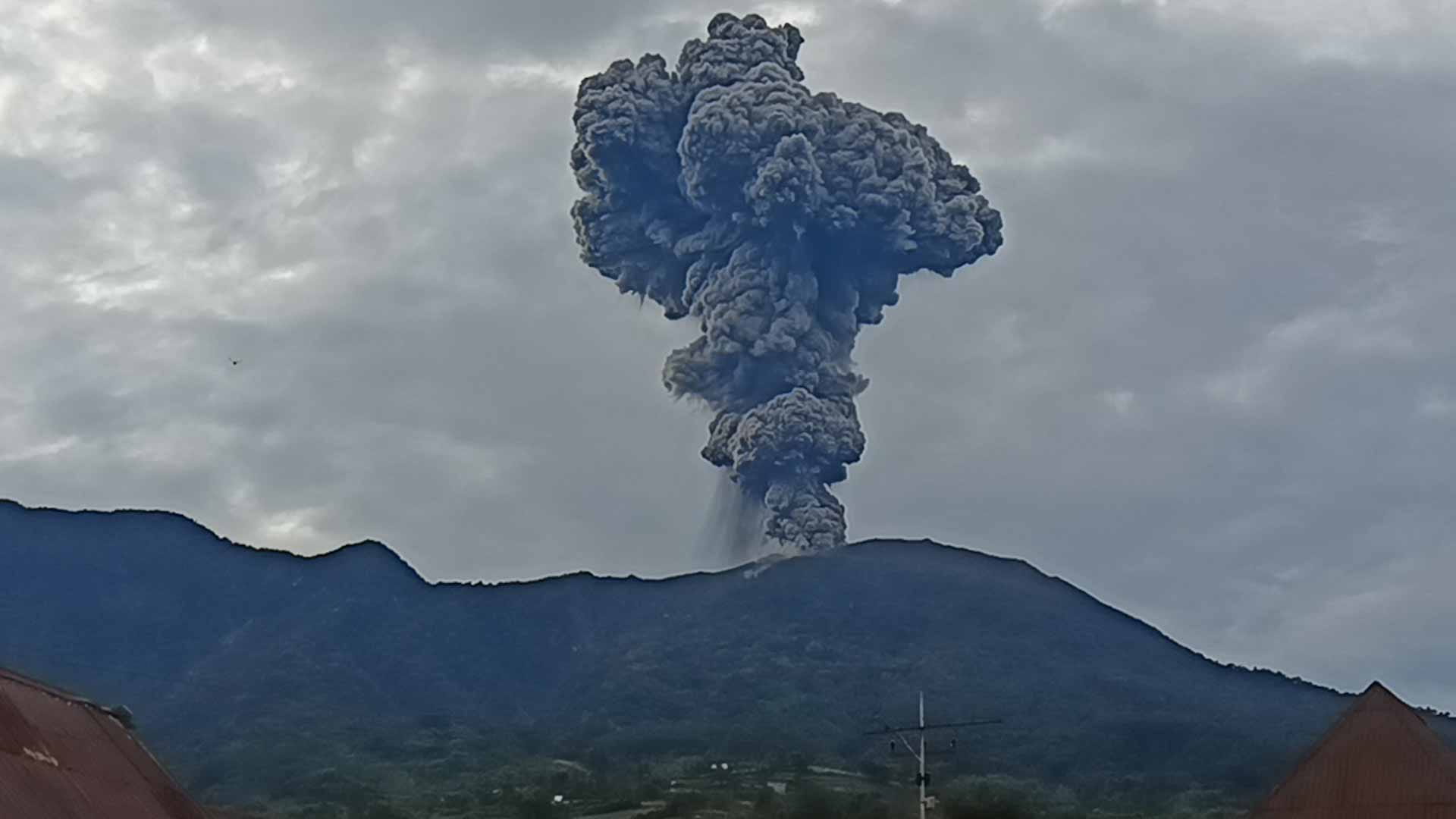 من جديد..بركان كانلاون في الفلبين يثور قاذفاً دخاناً لارتفاع 3 كلم 