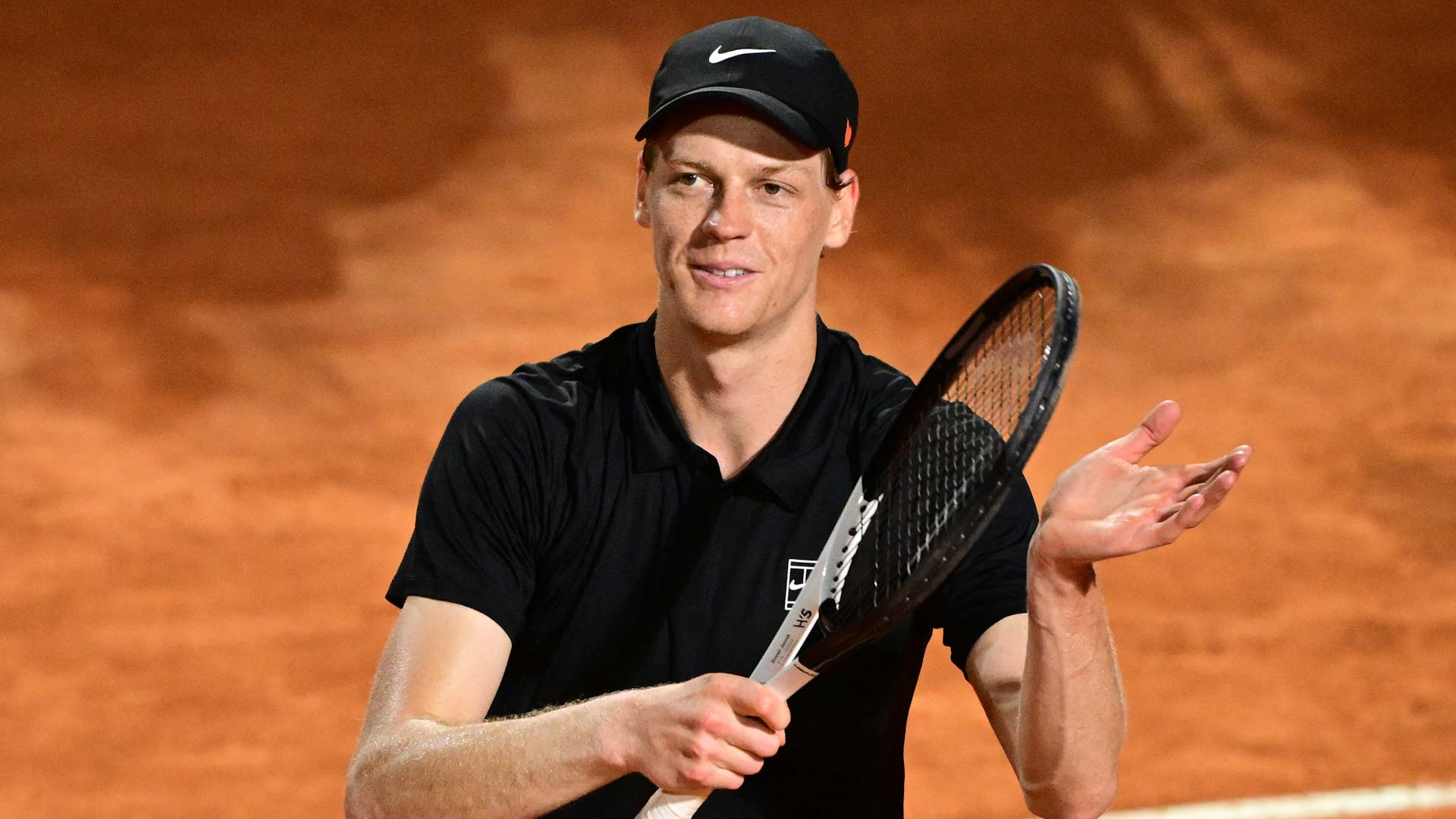 الإيطالي سينر يتأهل لربع نهائي بطولة روما للتنس 