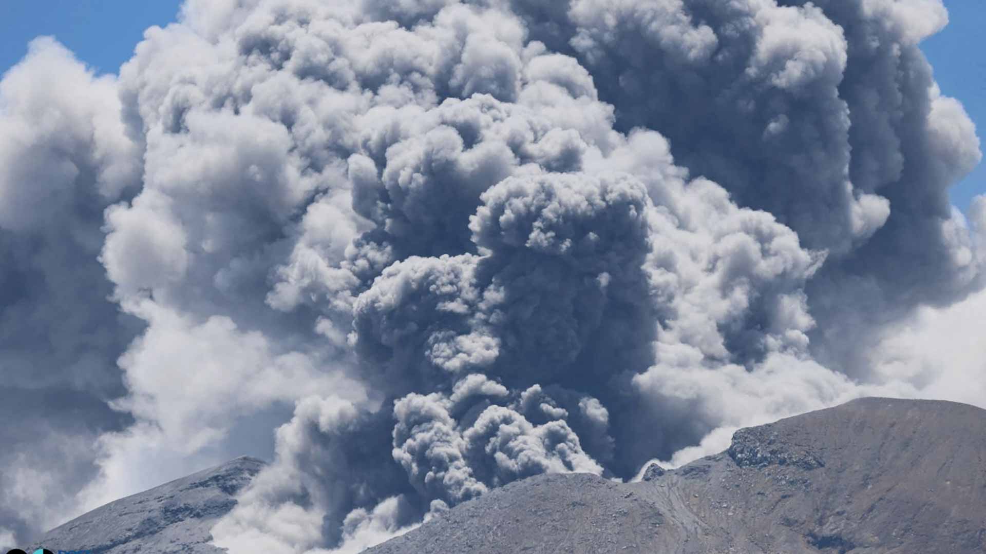 في إندونيسيا..بركان ميرابي يثور مجدداً ويلبد السماء بأعمدة الرماد 