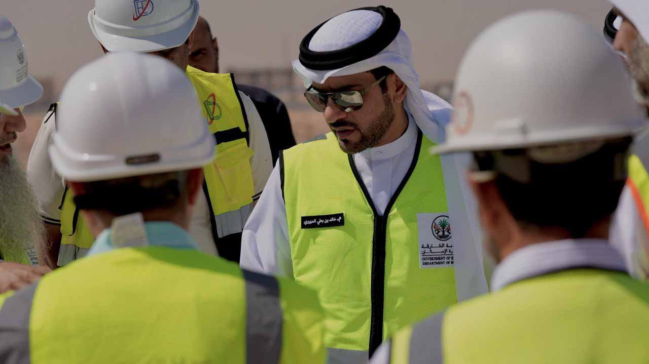 رئيس دائرة الإسكان يتفقد مشاريع المجمعات السكنية في الشارقة 