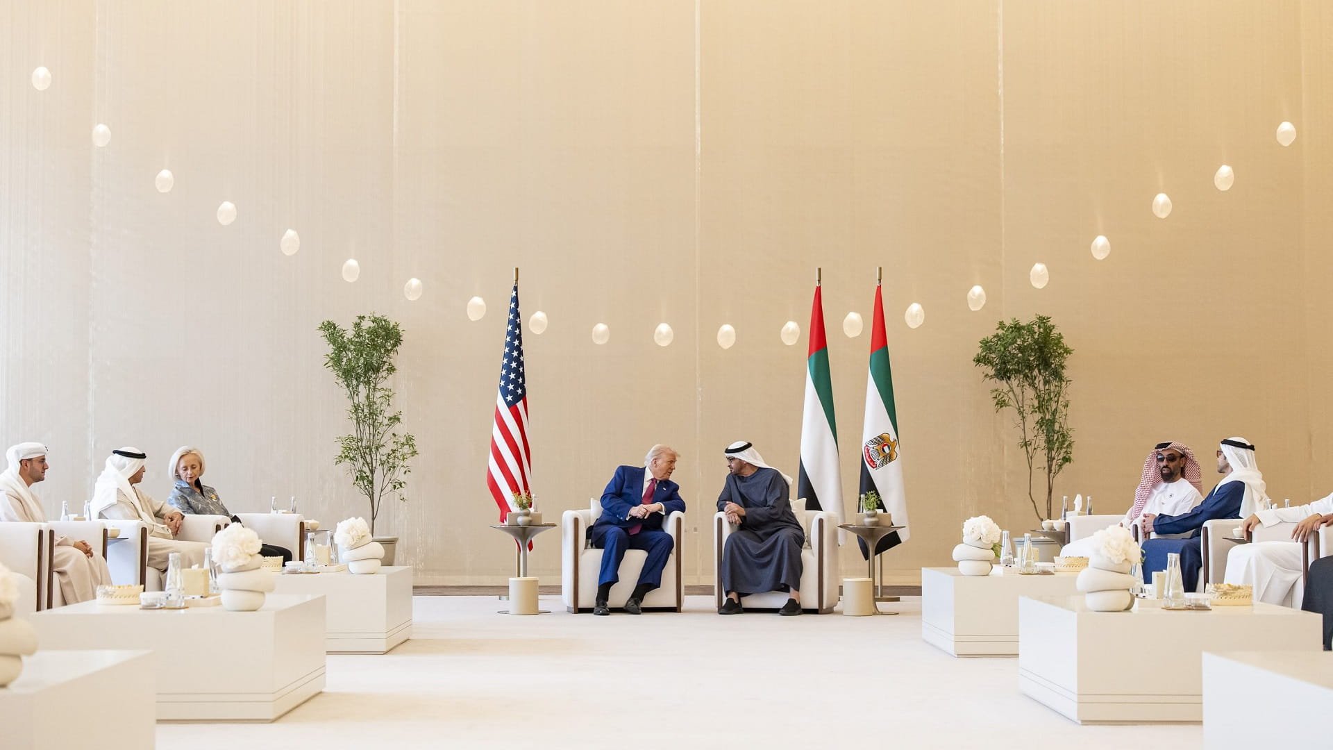UAE President welcomes US President upon arrival in Abu Dhabi