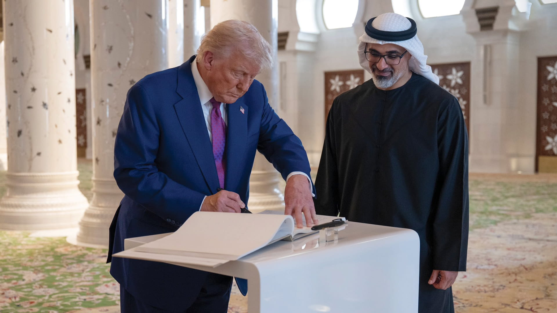 US President visits Sheikh Zayed Grand Mosque in Abu Dhabi 