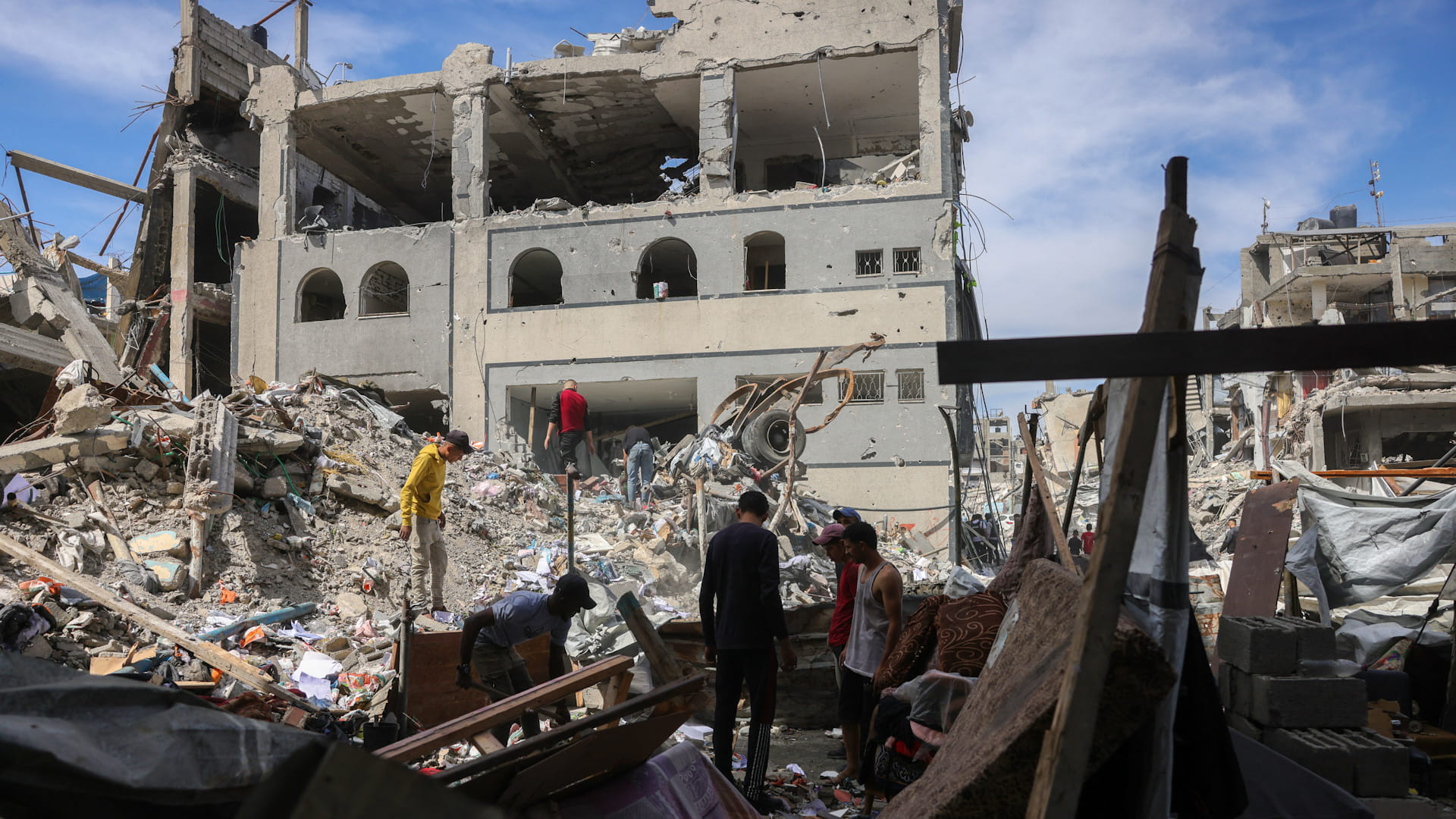 غارات إسرائيلية على غزة تتسبب باستشهاد 74 فلسطينياً وإصابة العشرات 