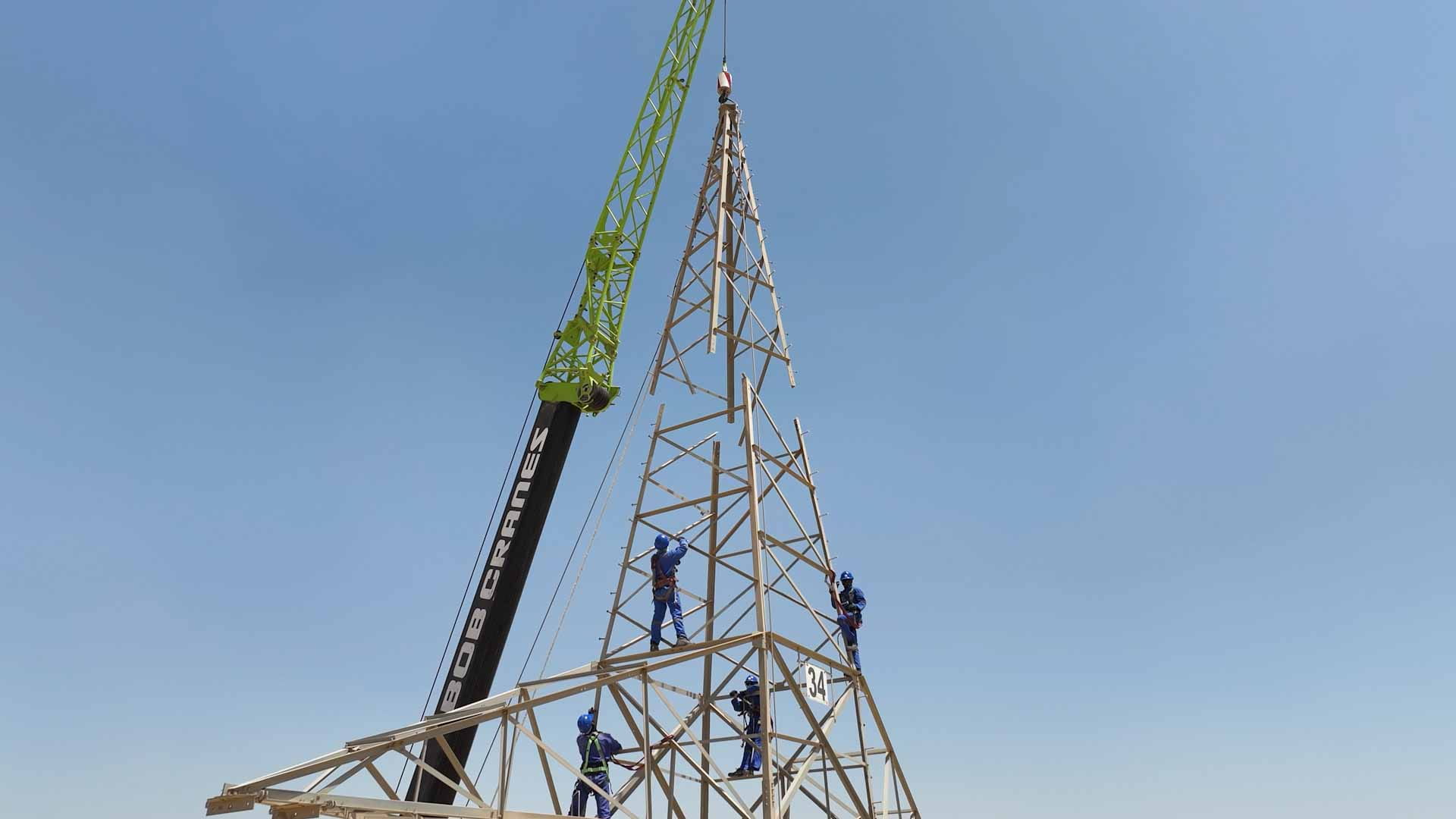 هيئة كهرباء الشارقة تزيل خطوطاً هوائية للضغط العالي