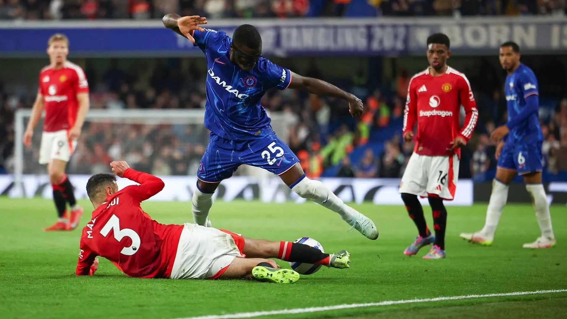 Chelsea tops Manchester United 1-0 in crucial Premier League match 