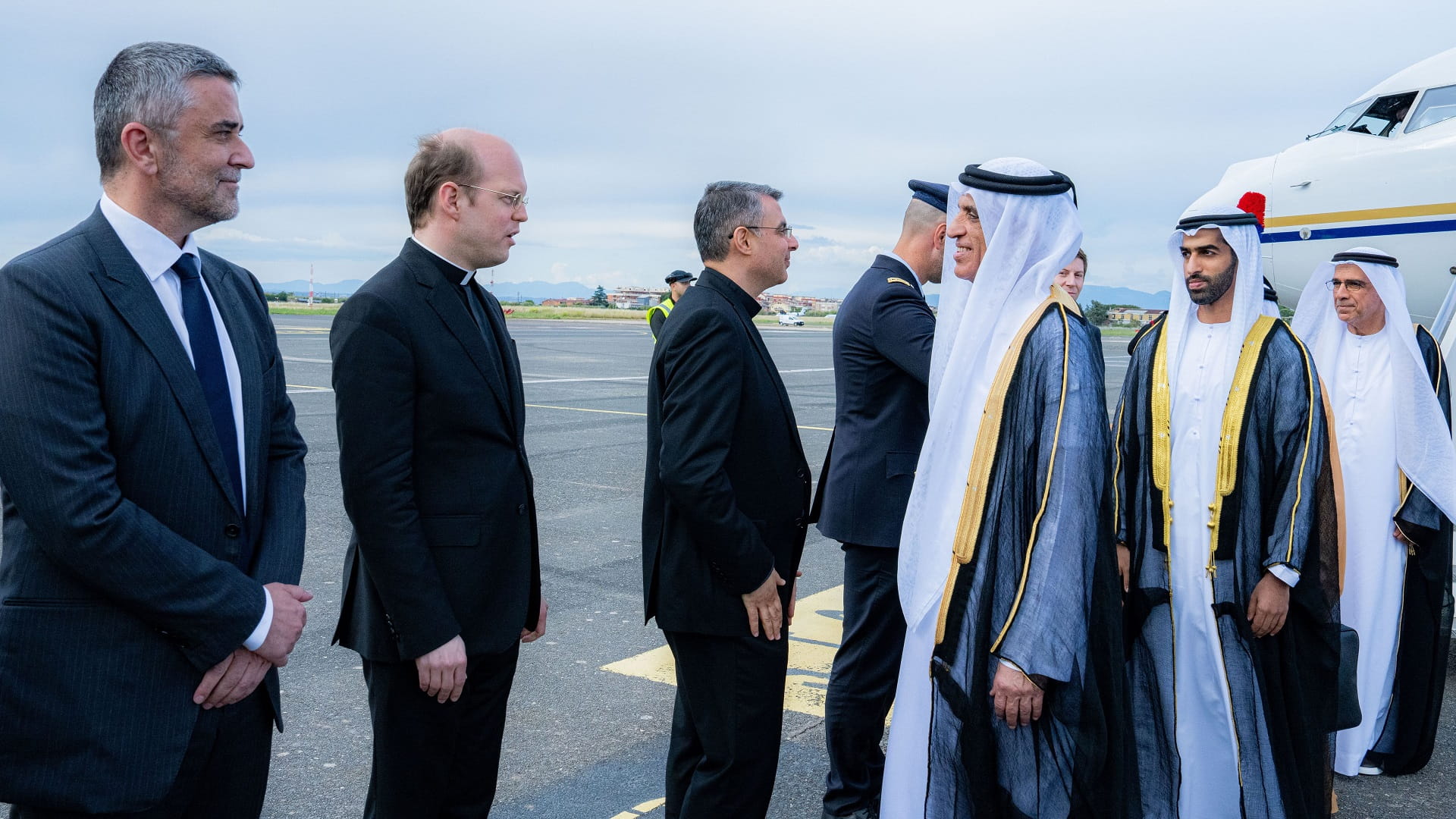 نيابة عن رئيس الدولة.. سعود بن صقر يصل روما لحضور تنصيب البابا 