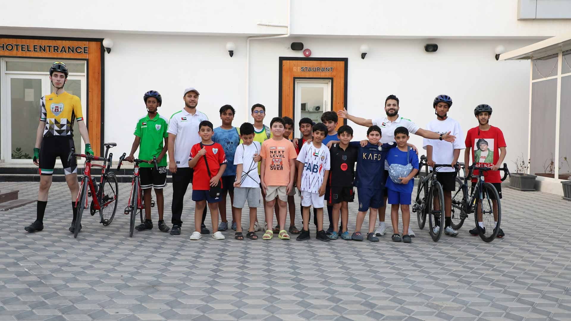 نادي دبا الحصن يستقبل طلاباً من مدرسة الديار الدولية 