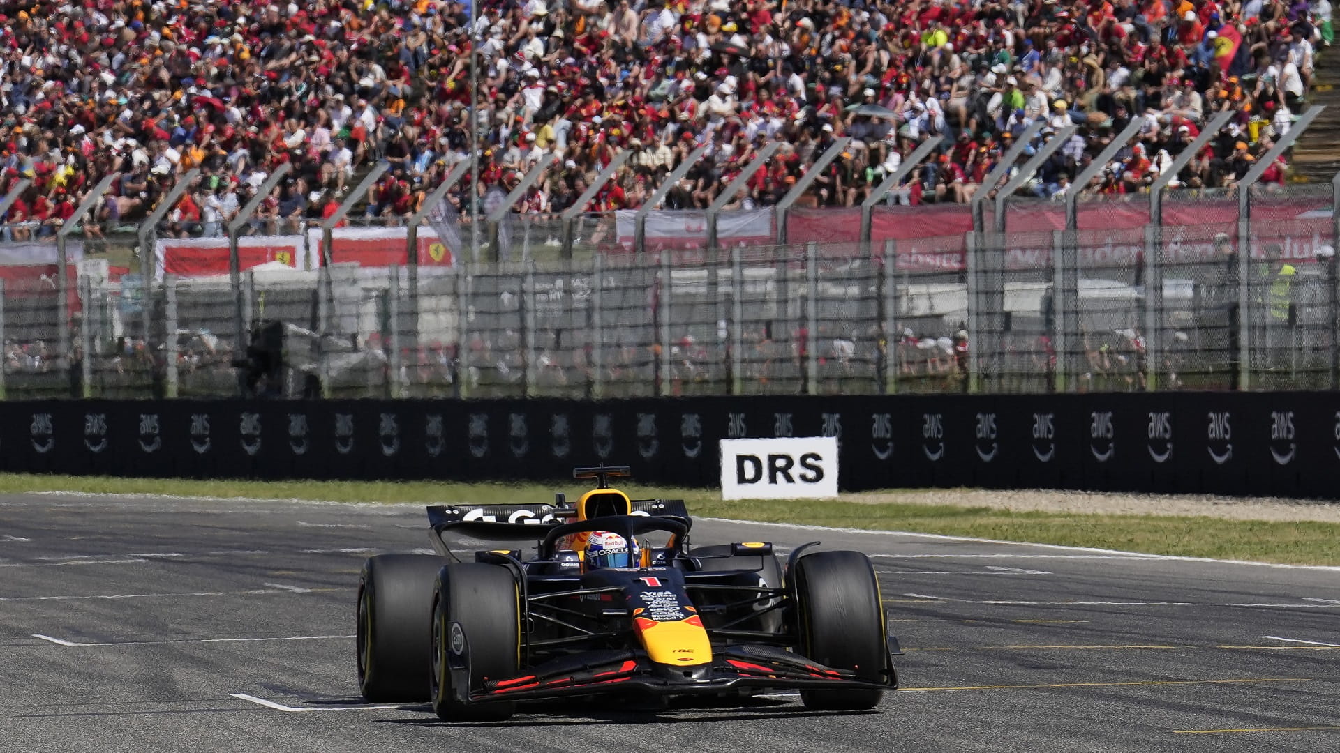 الهولندي فيرستابن يتوّج بلقب جائزة رومانيا للفورمولا 1  