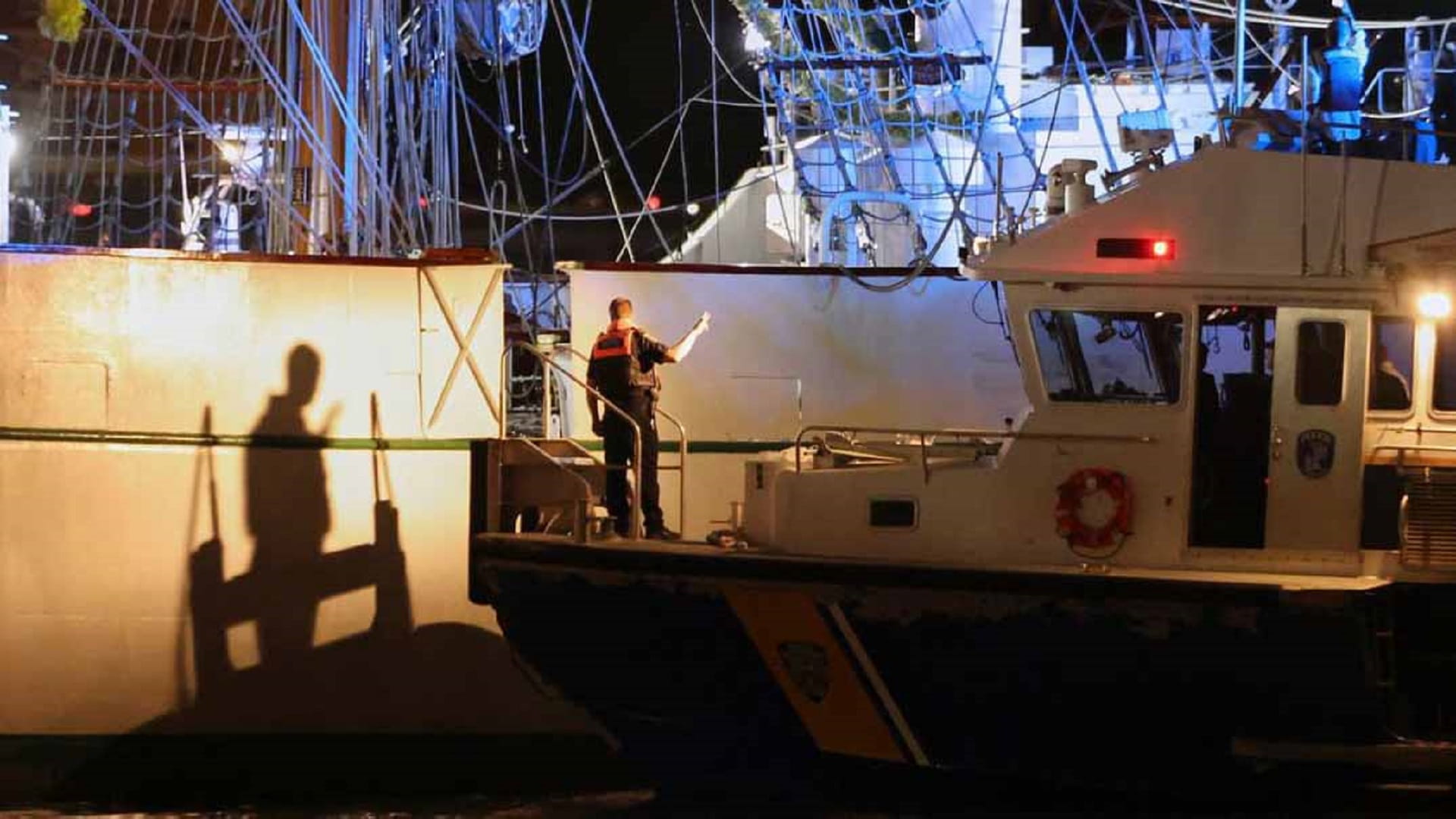 سفينة مكسيكية تصطدم بجسر بروكلين في نيويورك وتتسبب بوفاة شخصين