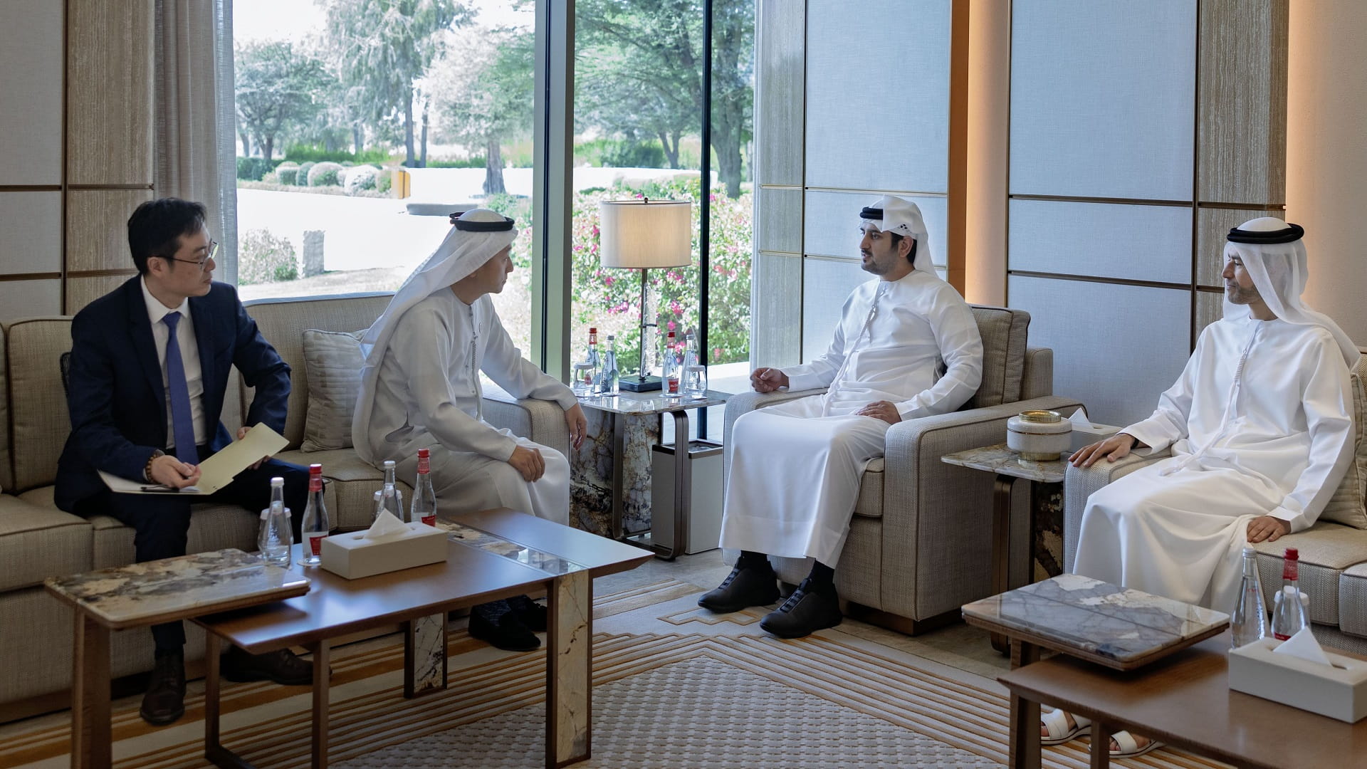 مكتوم بن محمد يستقبل سفير الصين لدى الدولة 