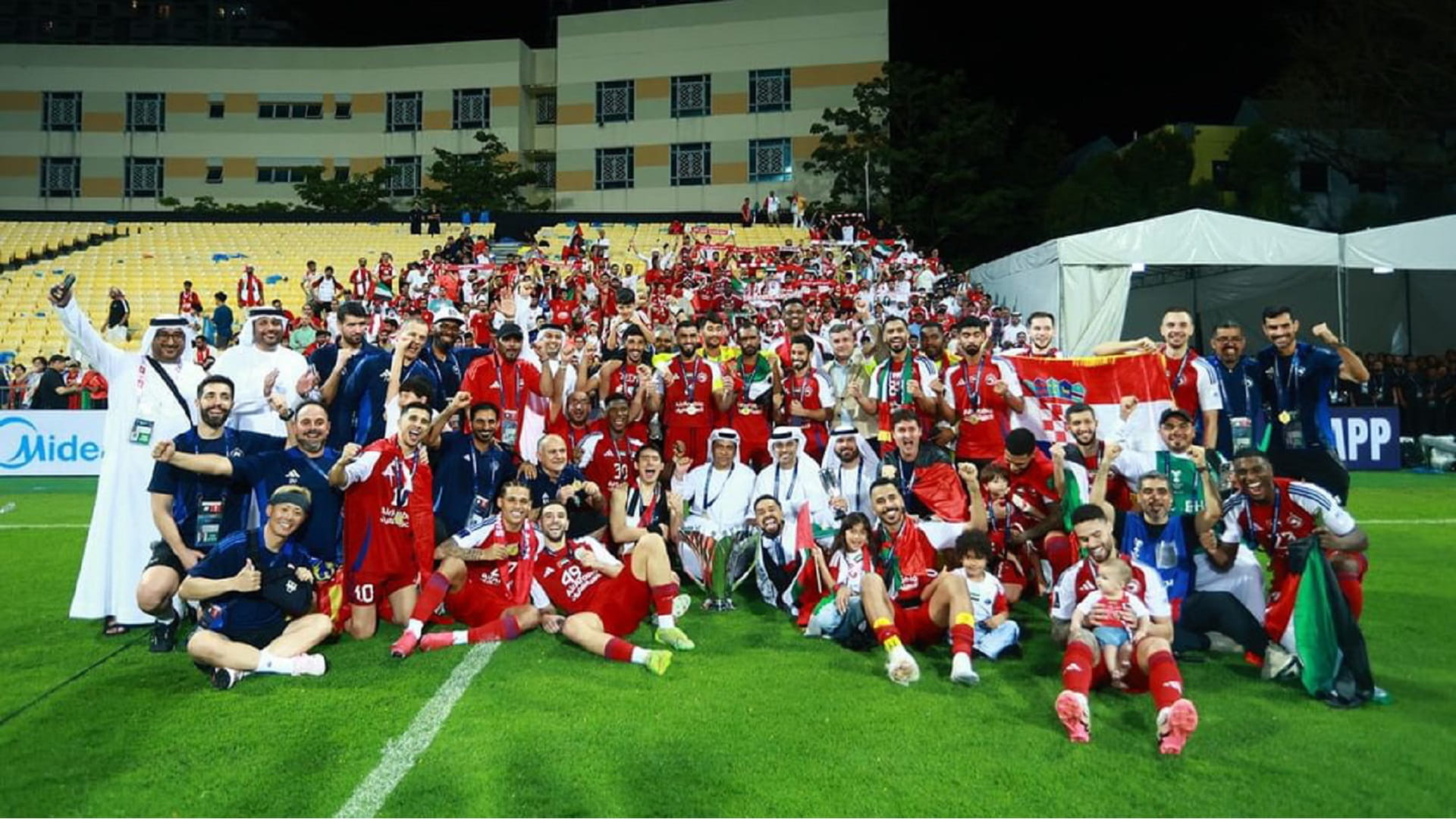 لاعبو نادي الشارقة 