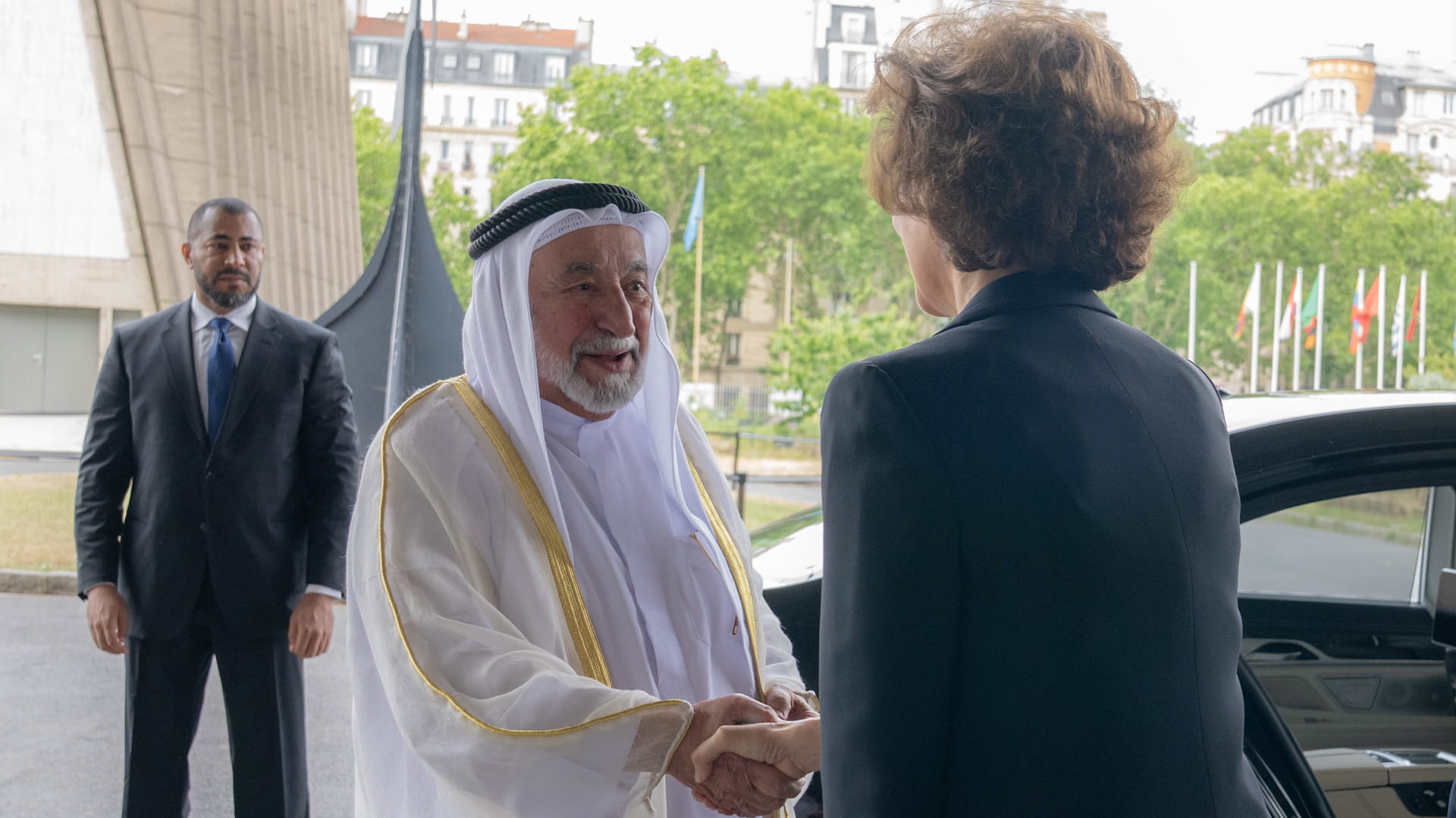 حاكم الشارقة يتسلم تكريم اليونسكو لإنجازه المعجم التاريخي للعربية 