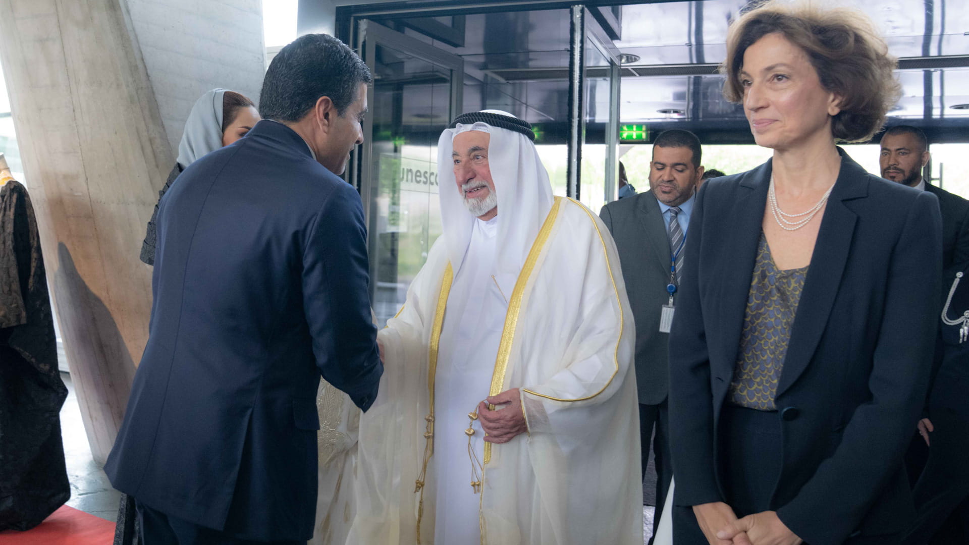 حاكم الشارقة يتسلم تكريم اليونسكو لإنجازه المعجم التاريخي للعربية 