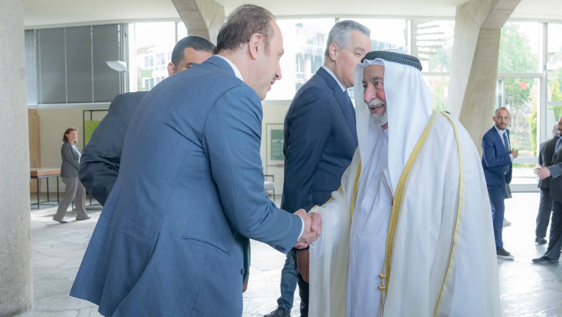 حاكم الشارقة يتسلم تكريم اليونسكو لإنجازه المعجم التاريخي للعربية 