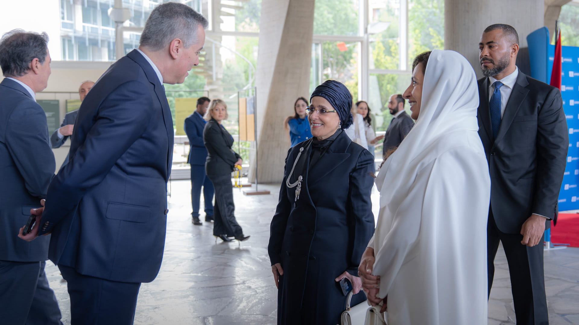 حاكم الشارقة يتسلم تكريم اليونسكو لإنجازه المعجم التاريخي للعربية 