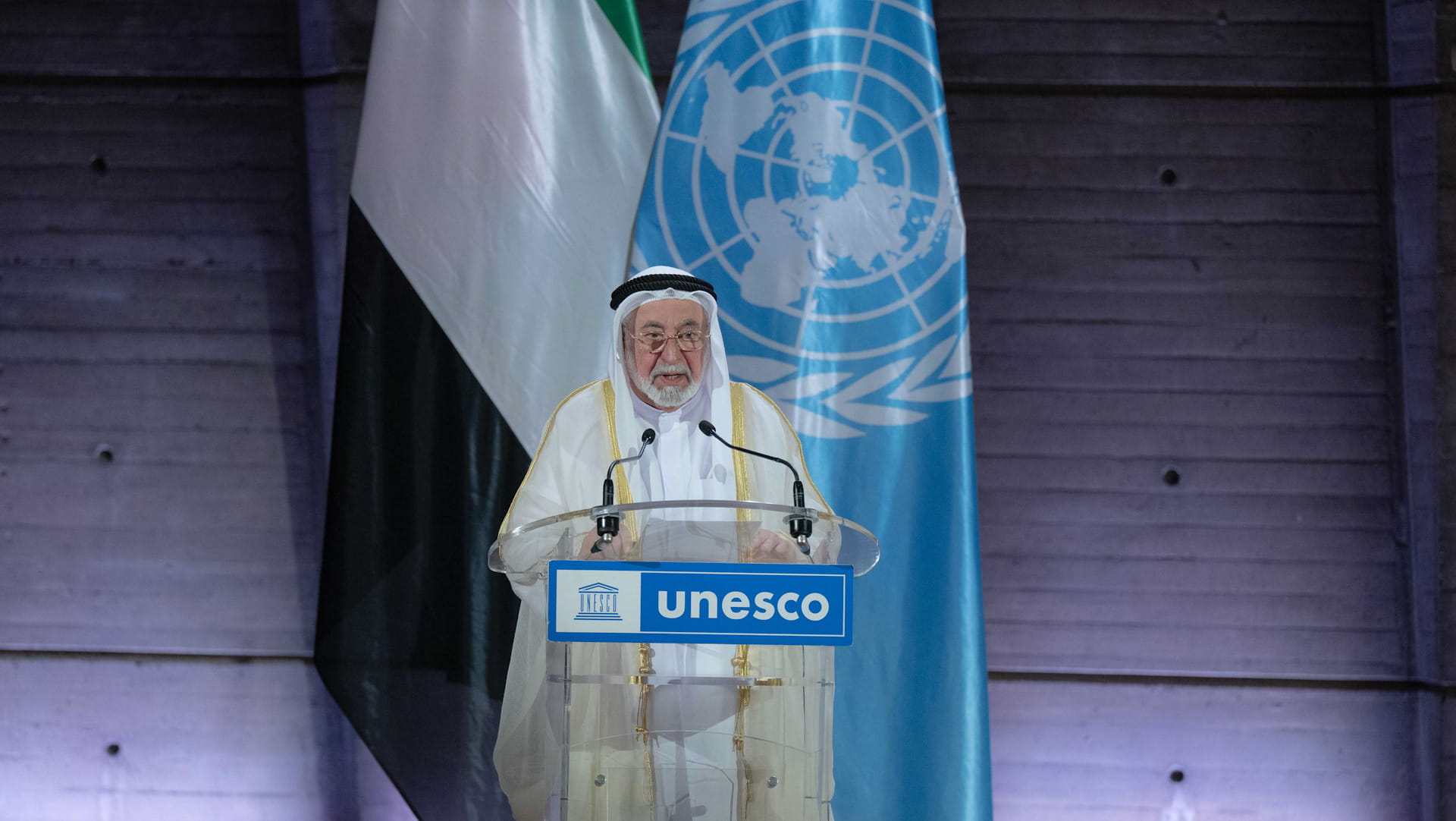 حاكم الشارقة يتسلم تكريم اليونسكو لإنجازه المعجم التاريخي للعربية 