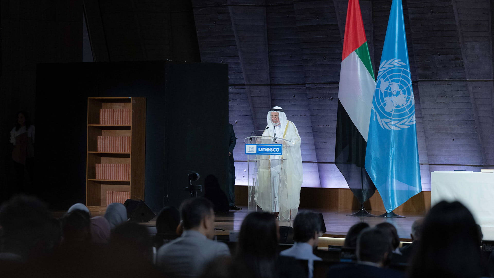 حاكم الشارقة يتسلم تكريم اليونسكو لإنجازه المعجم التاريخي للعربية 