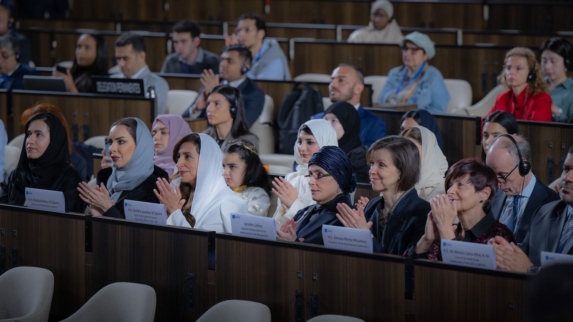 حاكم الشارقة يتسلم تكريم اليونسكو لإنجازه المعجم التاريخي للعربية 