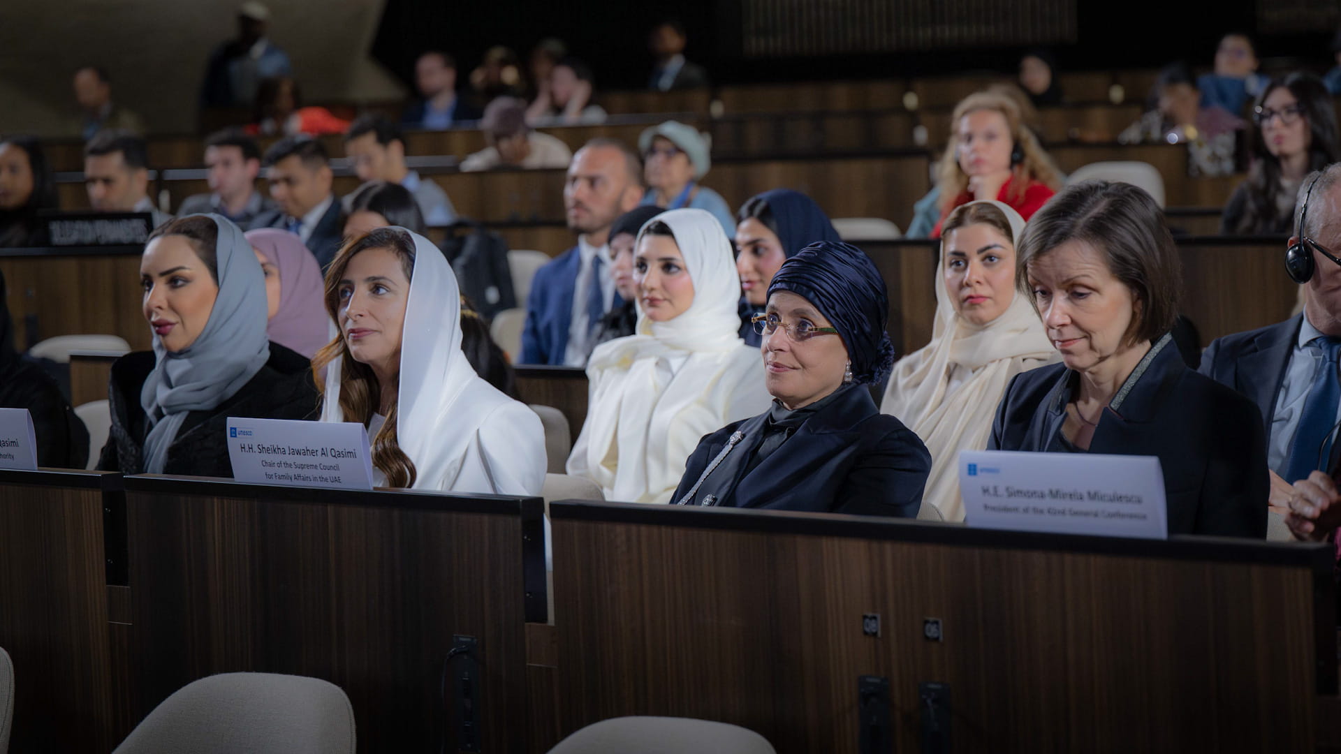 حاكم الشارقة يتسلم تكريم اليونسكو لإنجازه المعجم التاريخي للعربية 