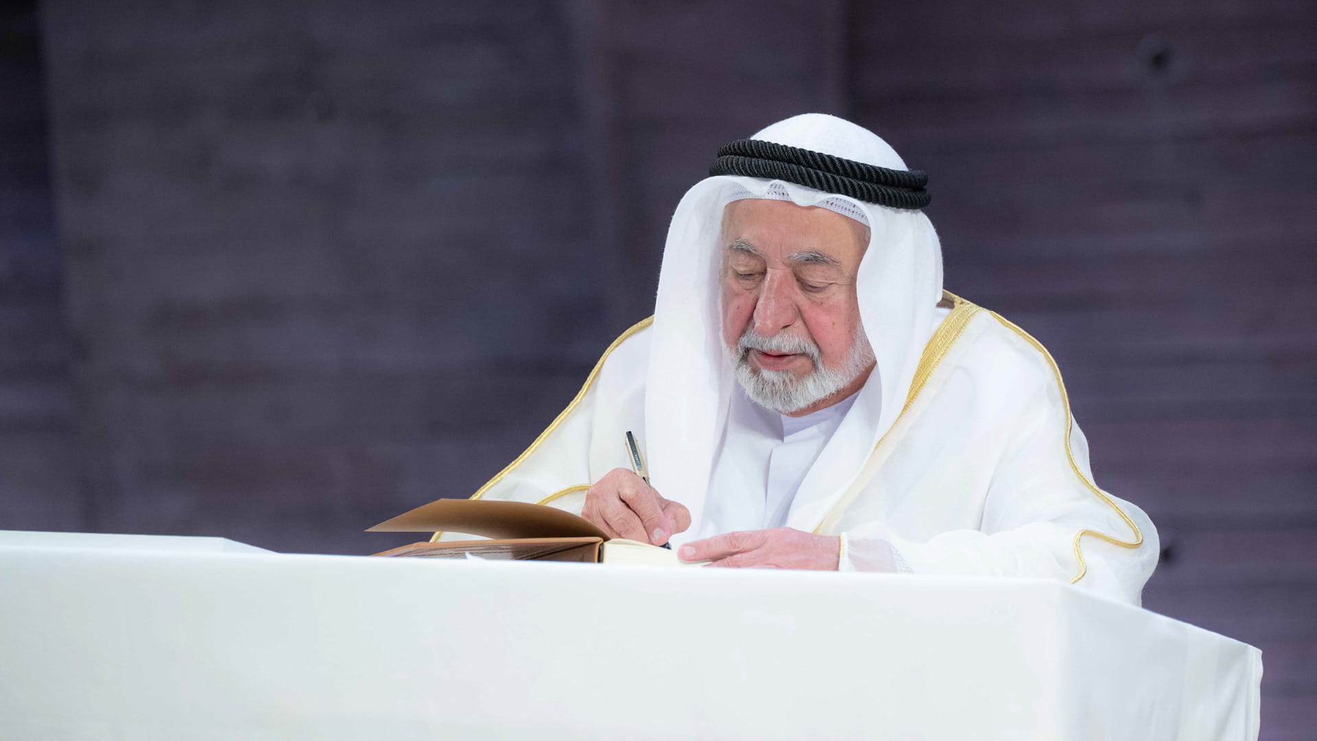 حاكم الشارقة يتسلم تكريم اليونسكو لإنجازه المعجم التاريخي للعربية 