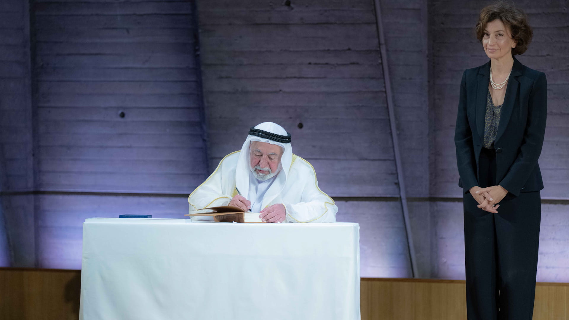 حاكم الشارقة يتسلم تكريم اليونسكو لإنجازه المعجم التاريخي للعربية 