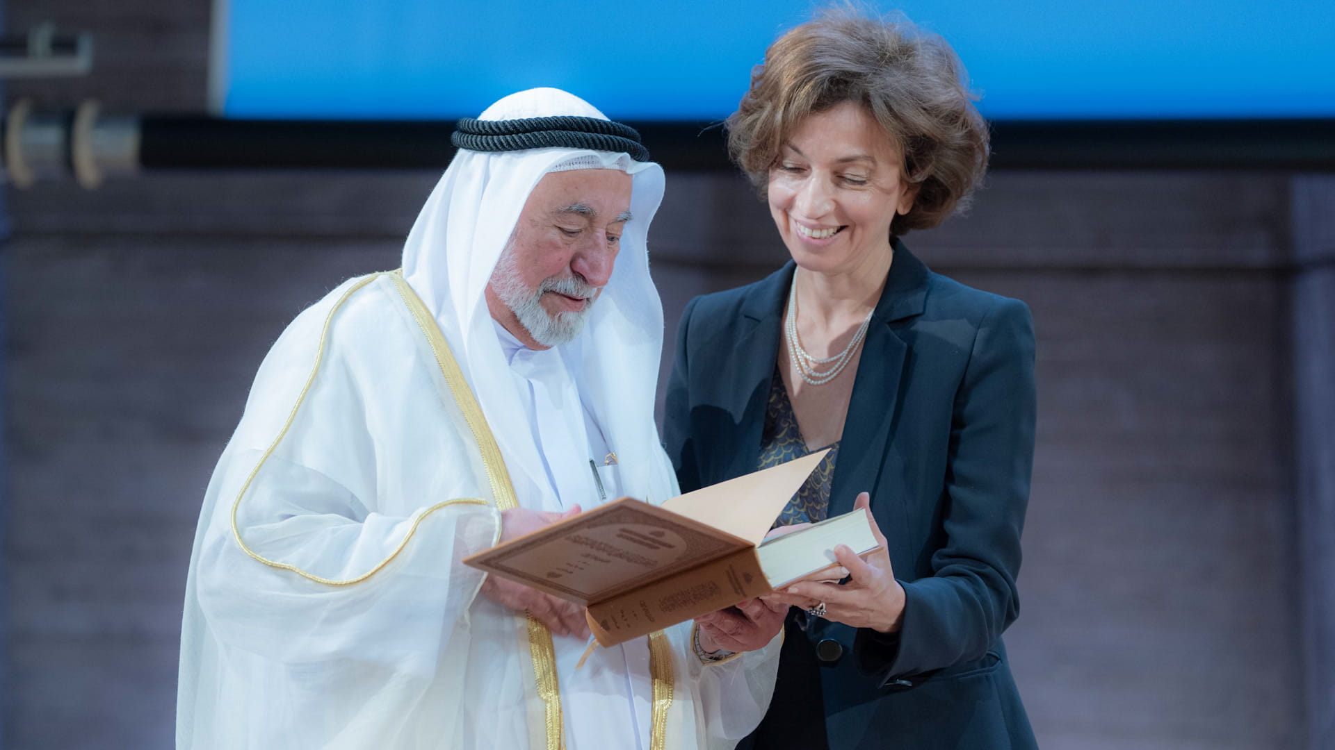 حاكم الشارقة يتسلم تكريم اليونسكو لإنجازه المعجم التاريخي للعربية 